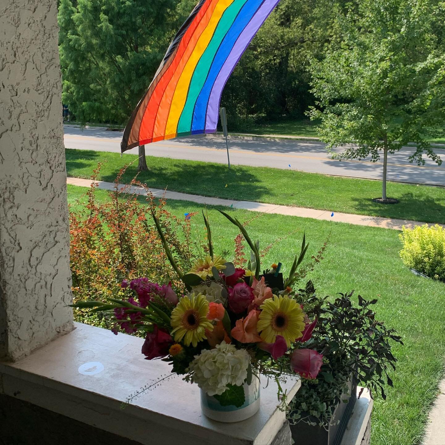 Bright + Fab! 🏳️&zwj;🌈

#omaha #johnfoxdesign #omahanebraska #flowers #omahaflowers #omahafloraldesigner #designer #floraldesigner #shoplocalomaha #local #localomaha #omahane #hydrangea #gerberadaisy #summer #augustflowers