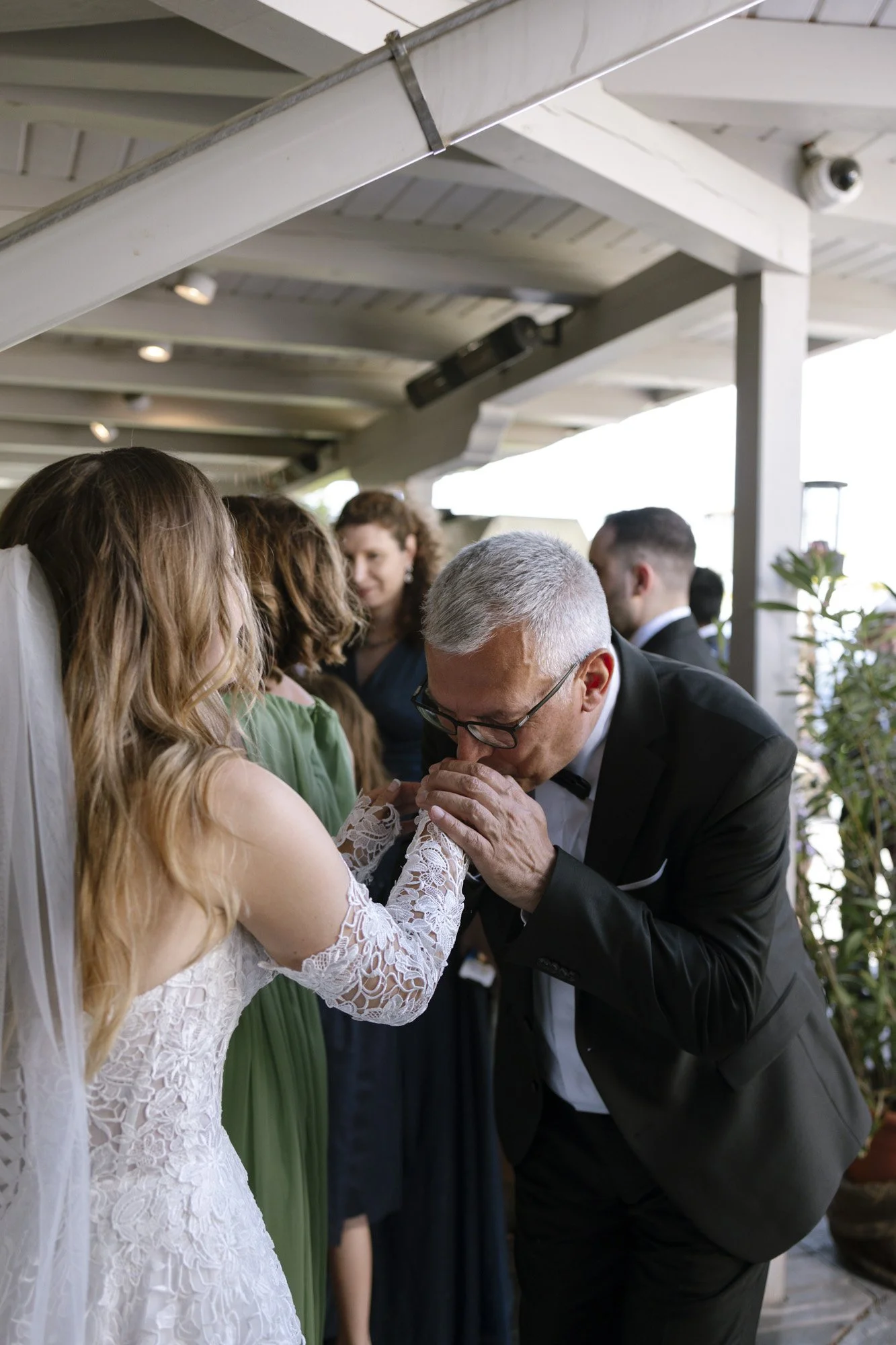 hand kissing of the bride, wedding fernblick photographer