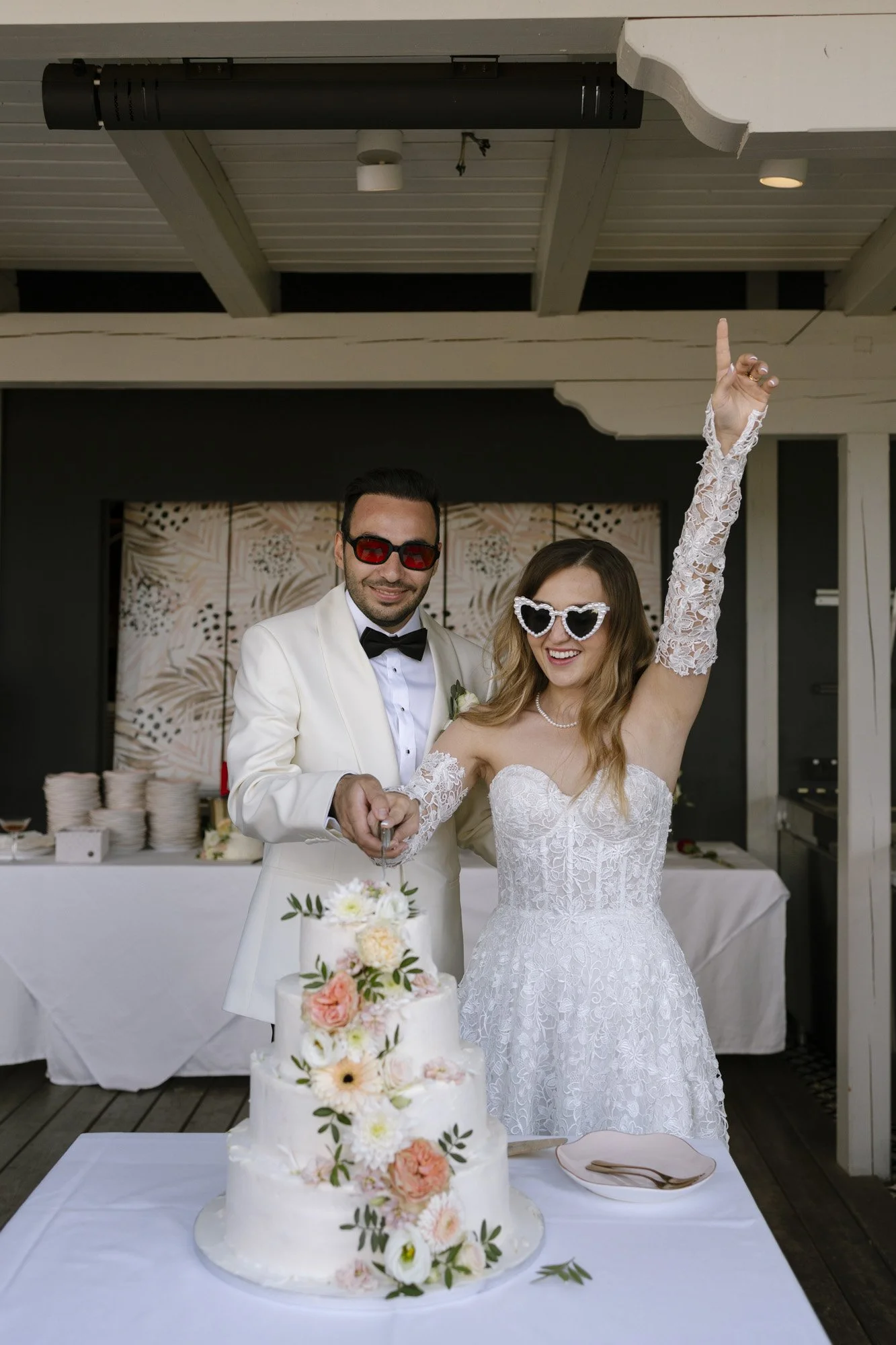 bride and groom are cutting the wedding cake, wedding at fernblick, austria weddding locations