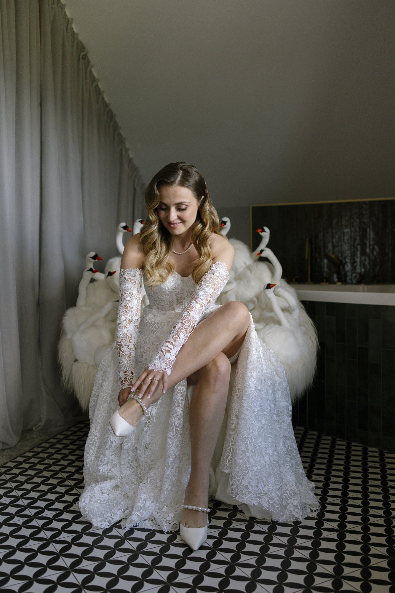 bride is getting ready at fernblick, wedding photographer austria