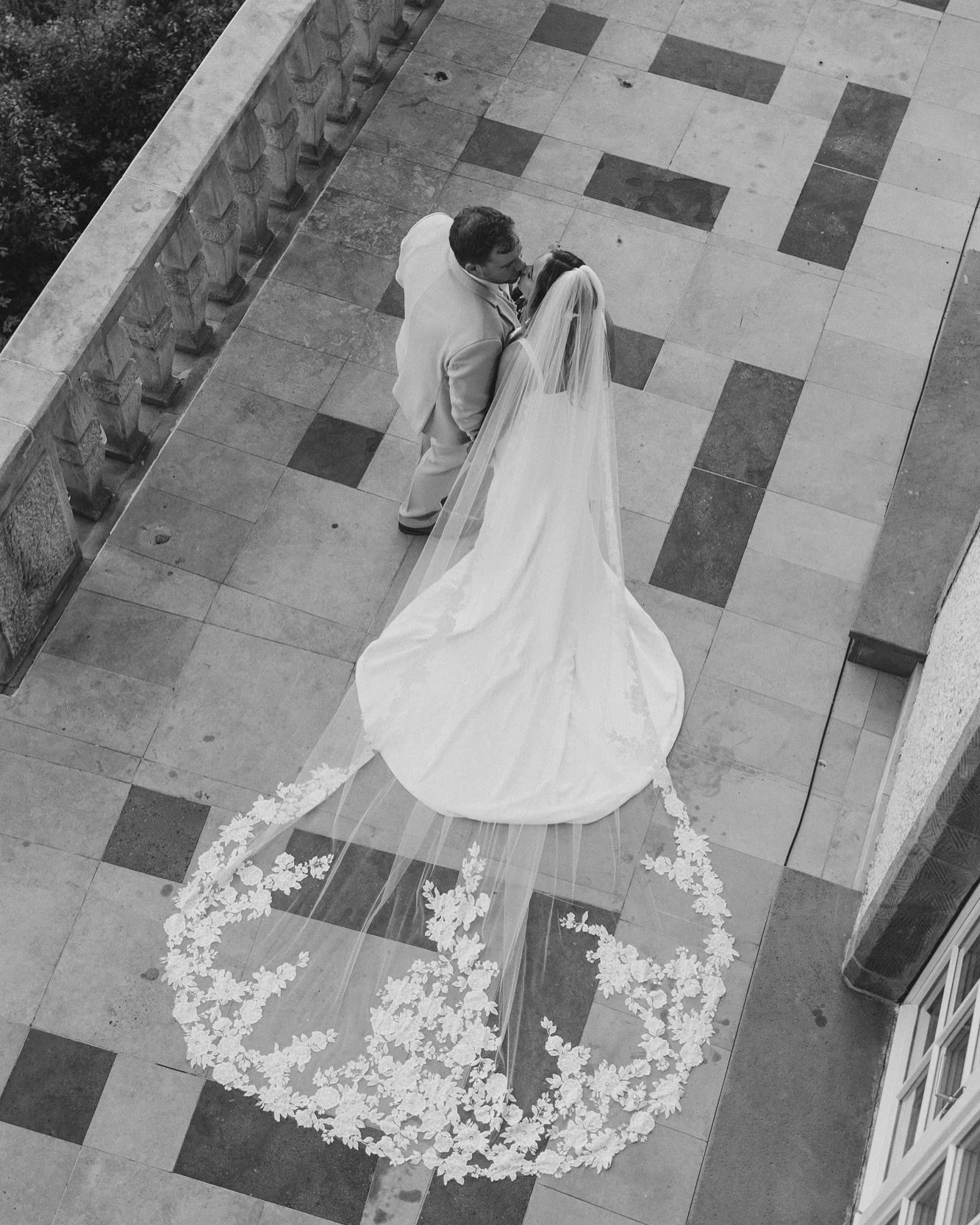 Are you team black and white photos or color? In this case I couldn&rsquo;t decide, so here is a mix 🤍 A few moments captured in photos from a wonderful Polish-English wedding at Zinar Castle.

Location: @zinarcastle 
Flowers: @margaritta_dekoracje 