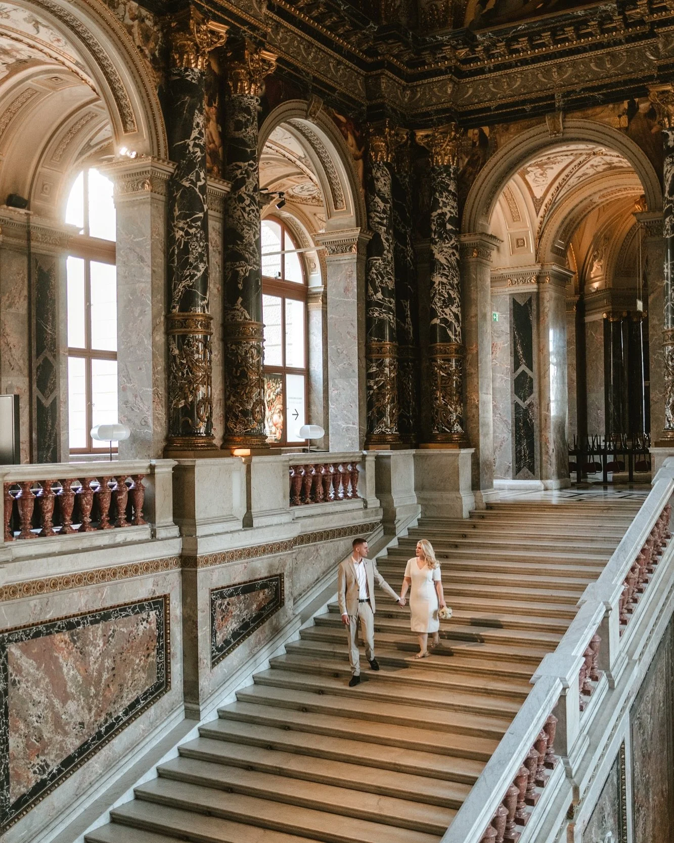 This after-wedding session was a dream, with such a dream location as an art museum it is not surprising at all 😍 I met this couple for the first time at their engagement session - which was also a surprise session. I was so happy to meet them again