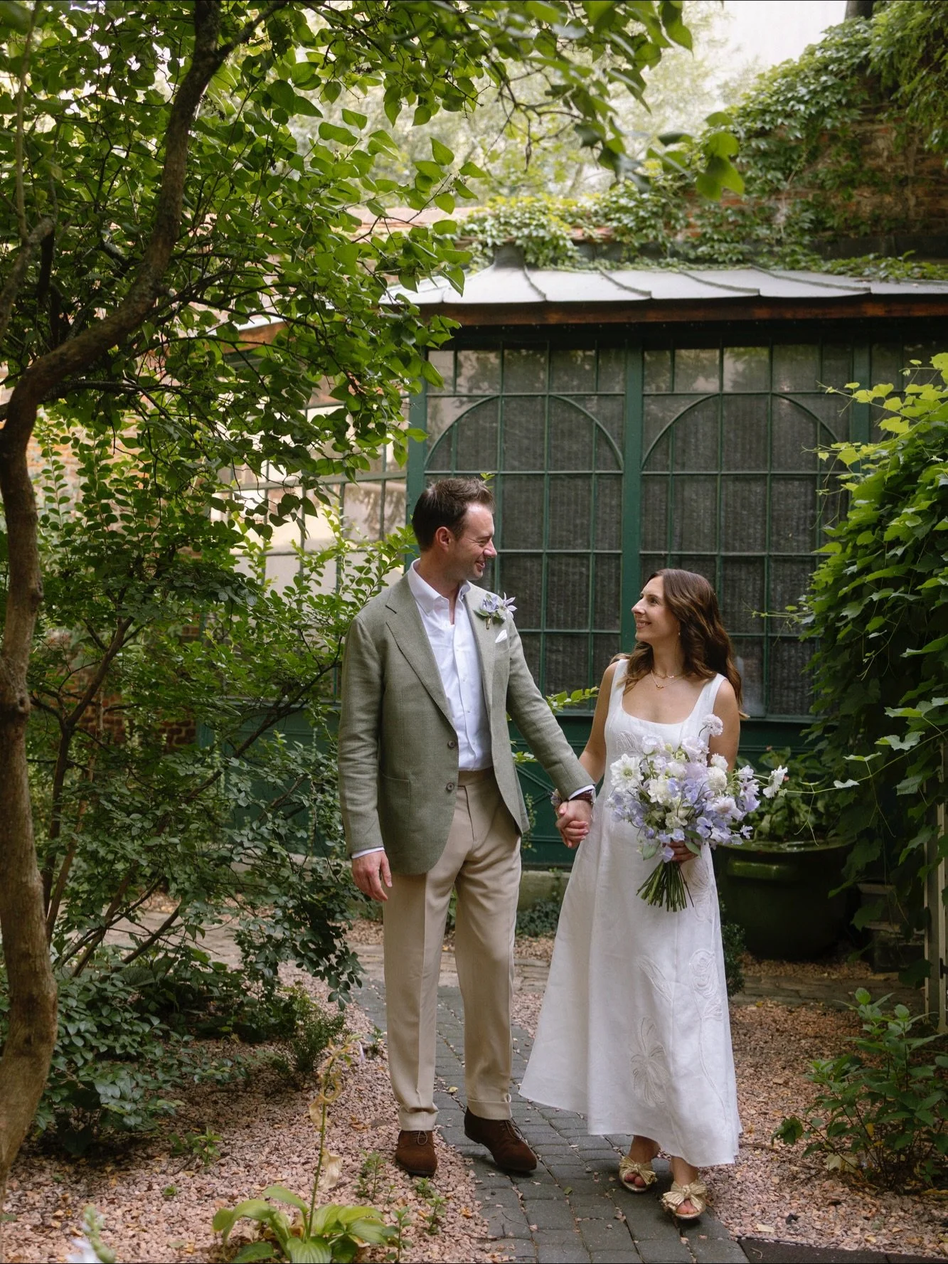 Winter has fully set in, but I&rsquo;m taking you back to that warm summer evening in the heart of Krakow in the beautiful garden of @la_campana_krakow where Dorota and Ian said yes to forever 🤍
Their wedding was a relaxed celebration with their lov