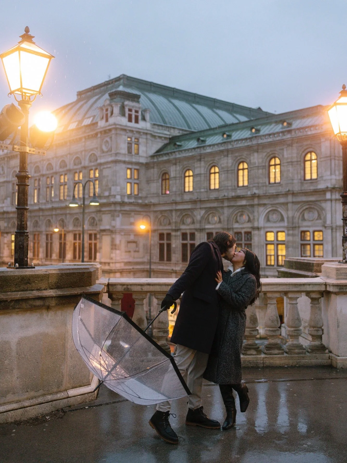 Who said rain is bad weather for a photo shoot? Especially when you add lights, Christmas atmosphere, and these two madly in love. The result is such romantic shots ✨ Which photo is your favorite one?

#viennaphotoshoot #rainyvienna #christmasinvienn
