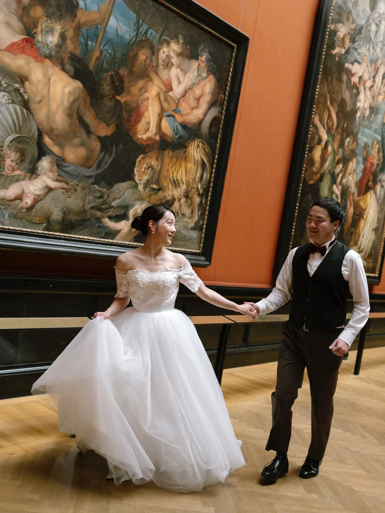 After-wedding session in a museum 🖼️✨
These two flew all the way from Japan to have their wedding session at this unique place in Vienna. I&rsquo;ve had the opportunity to be there several times, and each time I&rsquo;m just as delighted. The interi