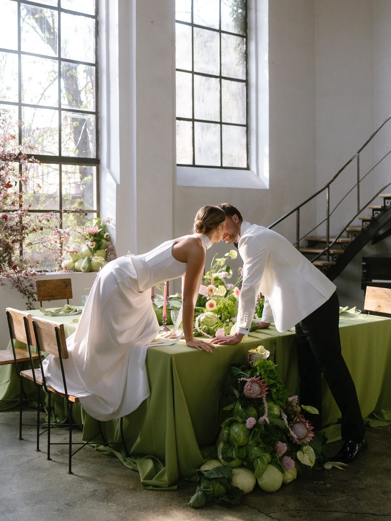A little matcha green, a little soft pink, and a lot of feeling. For couples who want their day to look like them 🤍 Effortless, vibrant, alive.

Wedding planner: @accent_weddings 
Location: @impresja_zabrze 
Flowers: @kwiatsiekreci 
Rentals: @eventm