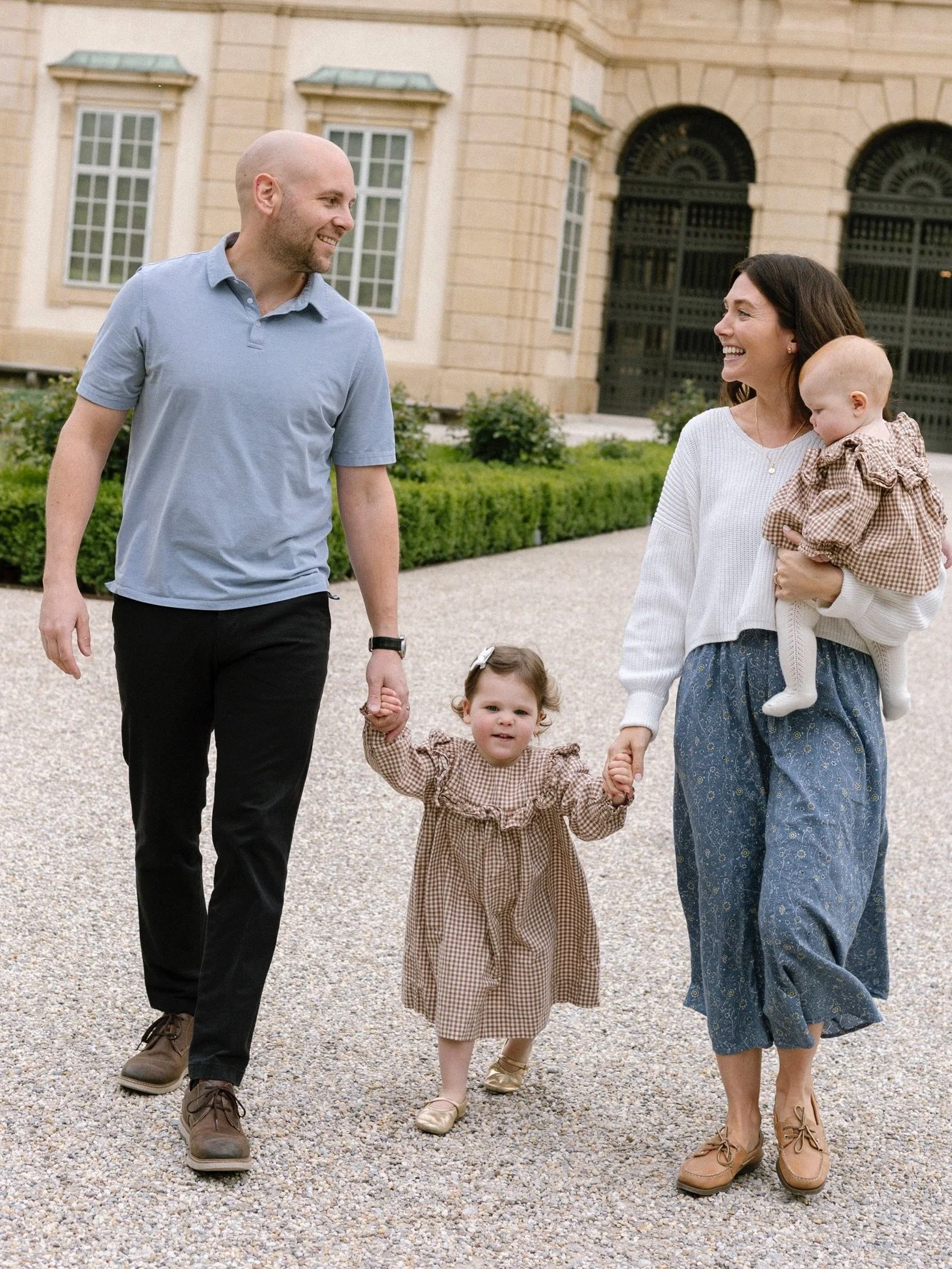 You won&rsquo;t see anything sweeter today, I promise 🤞
I rarely post photos like this here because I want this place to be primarily wedding-focused, but I also do family sessions, and I love doing them. I&rsquo;m even more pleased that you are com