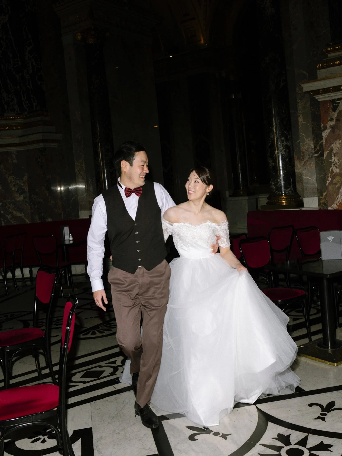 A few more photos from this after-wedding session at a stunning @kunsthistorischesmuseumvienna in the heart of Vienna. If you missed the first part, it&rsquo;s worth going back a few posts ✨ How special it is to have this place all to yourself... 

#