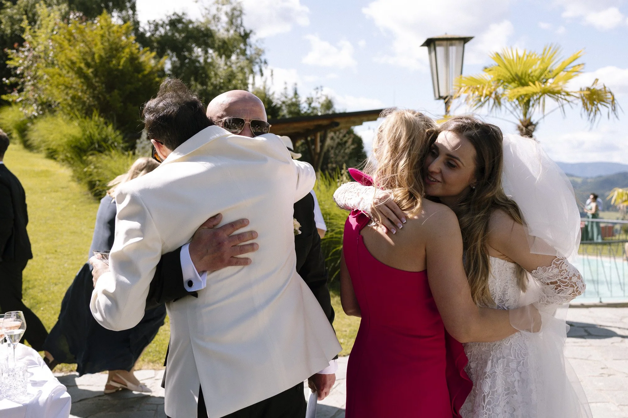 family hug, wedding wishes, fernblick wedding photographer