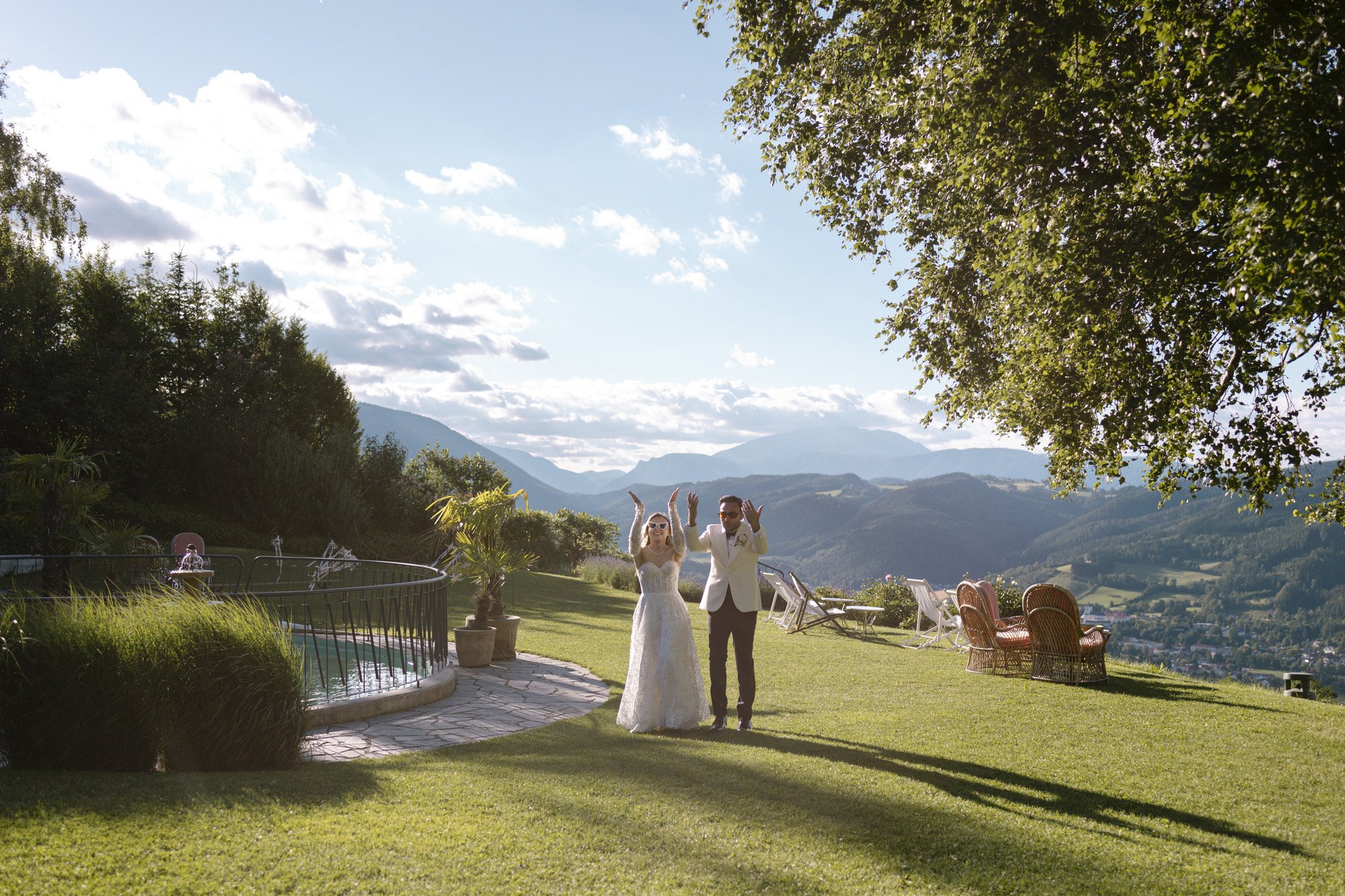 bride and groom are running, fernblick wedding with the view