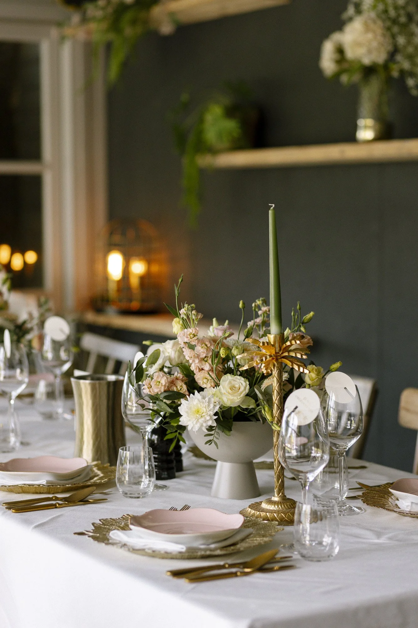 flowers on the table, wedding photographer fernblick