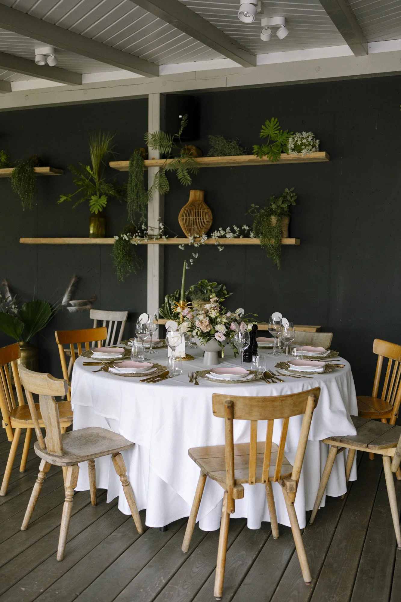 wedding decorations at fernblick, table set up, wedding photographer austria