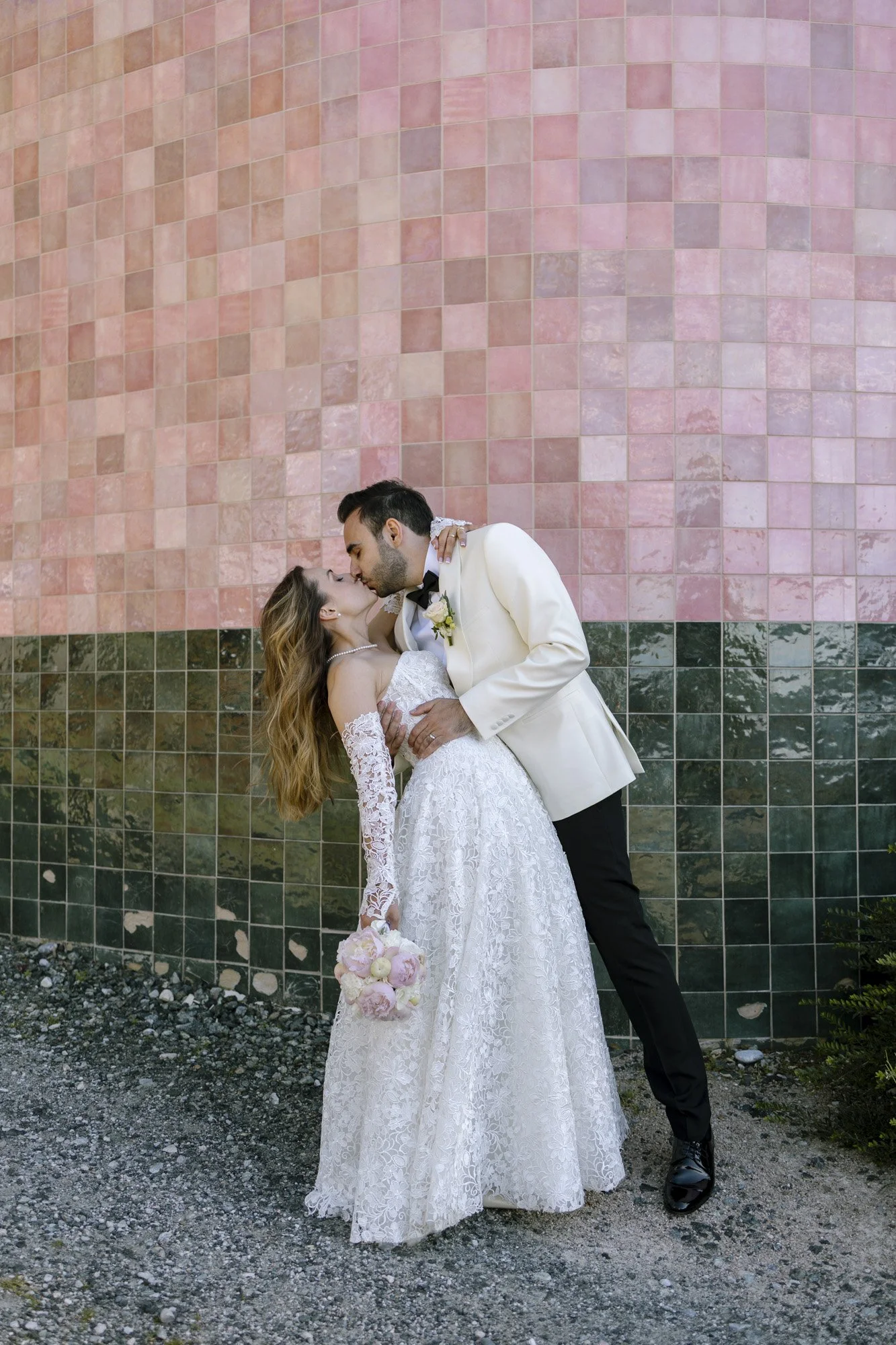 wedding at fernblick, bride and groom are kissing, wedding photographer basen in vienna