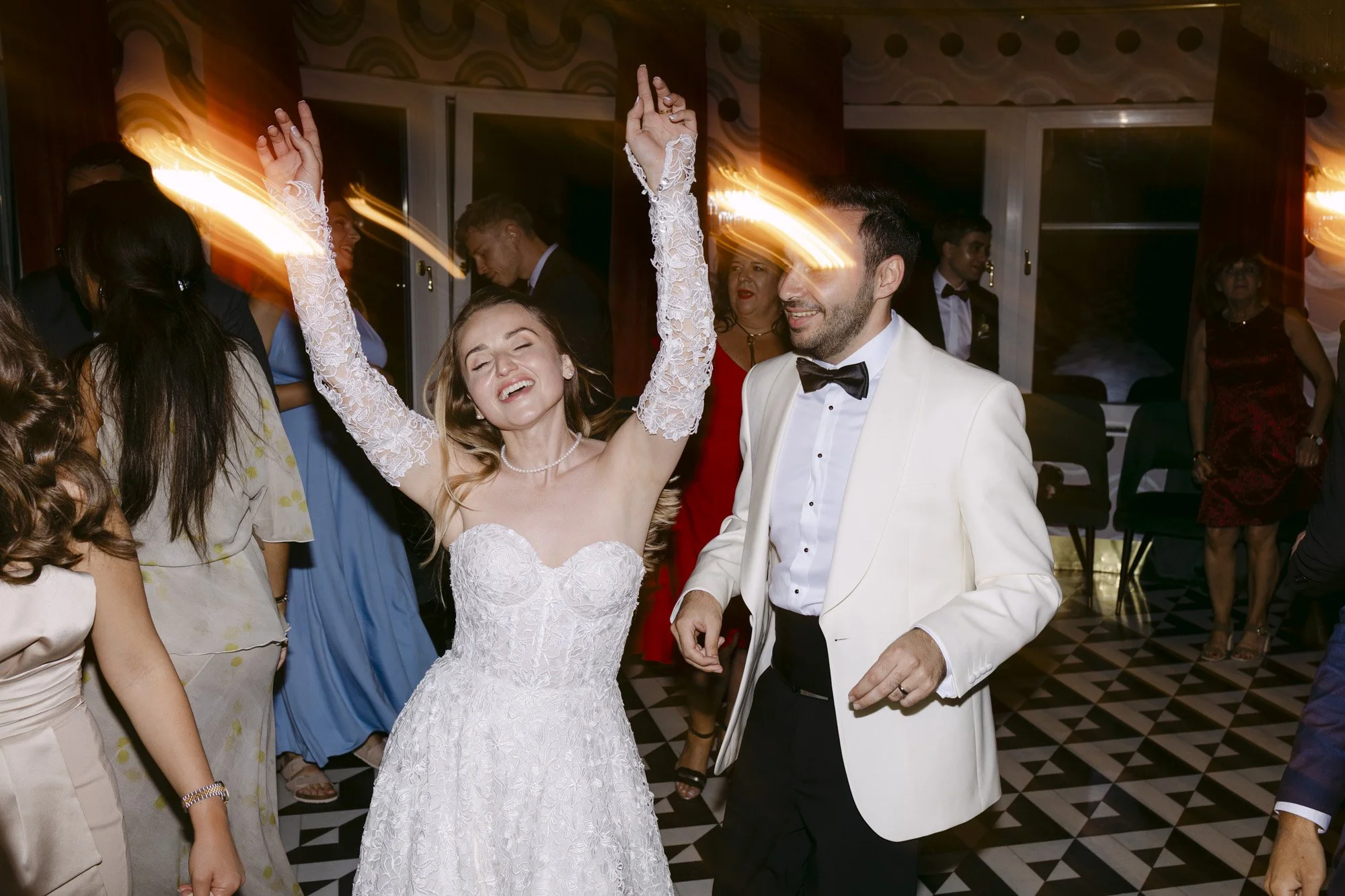 people are having fun during the party, wedding at fernblick, wedding photographer