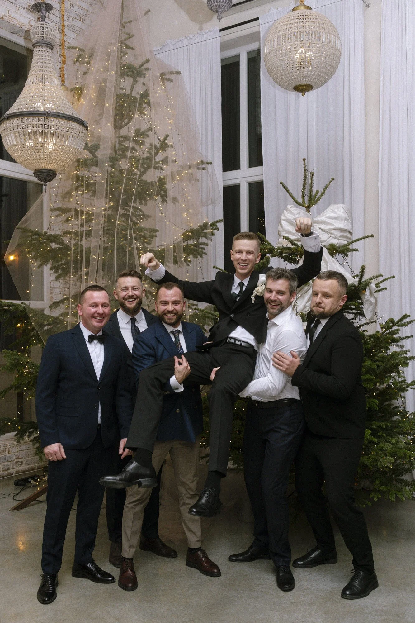 group photo during winter wedding at villa love