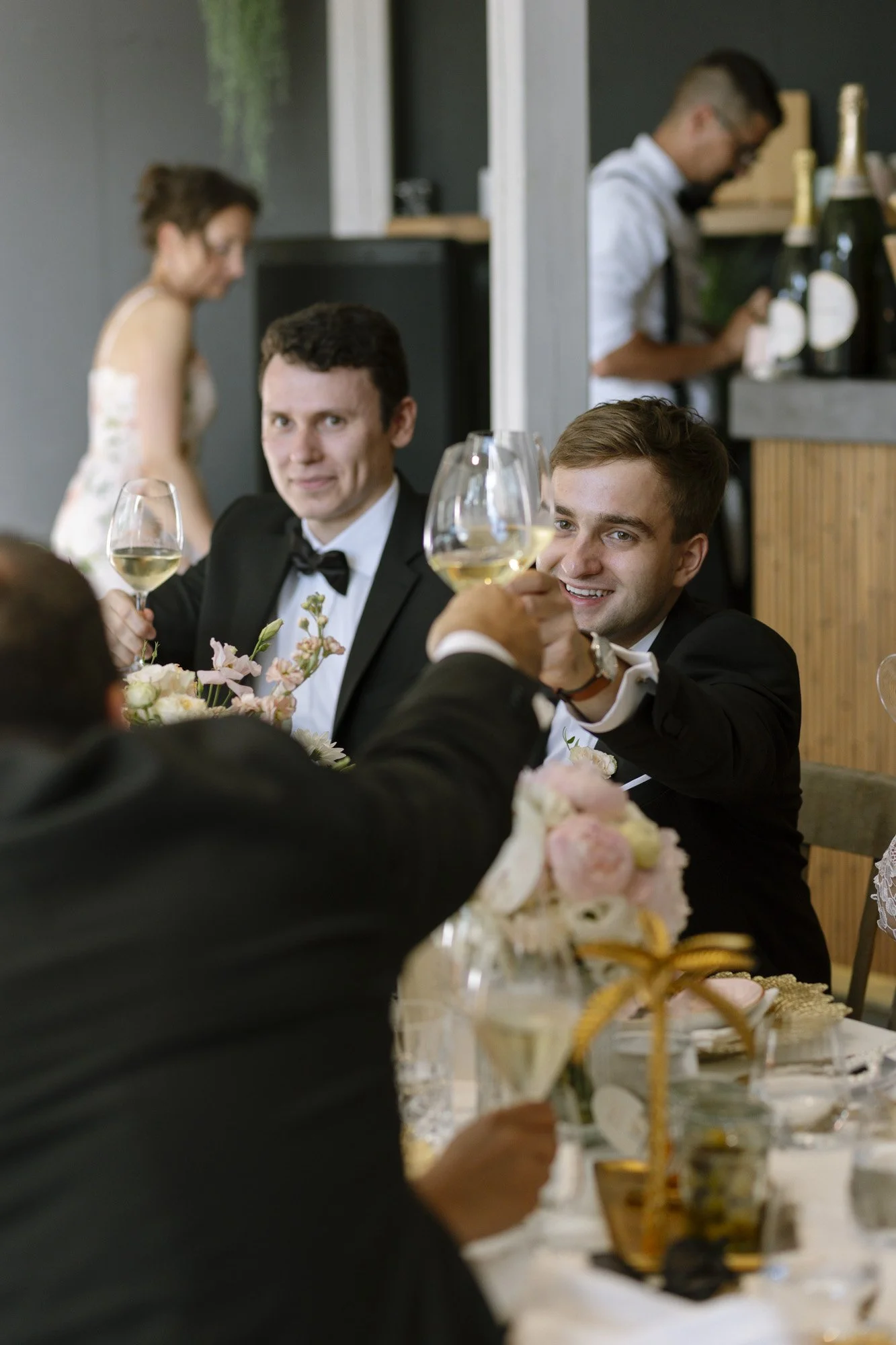 guests doing cheers, fernblick wedding reception, wedding photographer austria