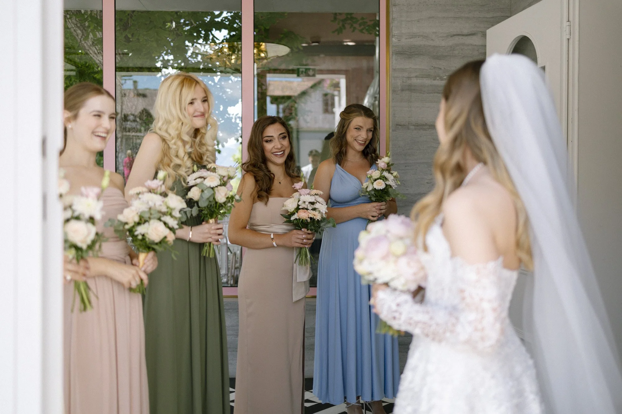 bridesmaids are looking at the bride, fernblick wedding, wedding photographer austria