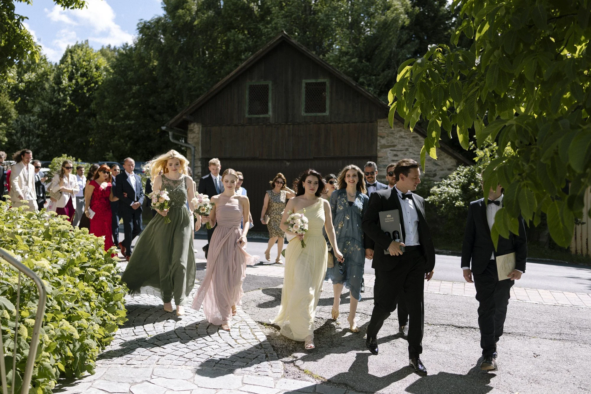 people are coming to the wedding ceremony at fernblick, hochzeitsfotograf fernblick austria