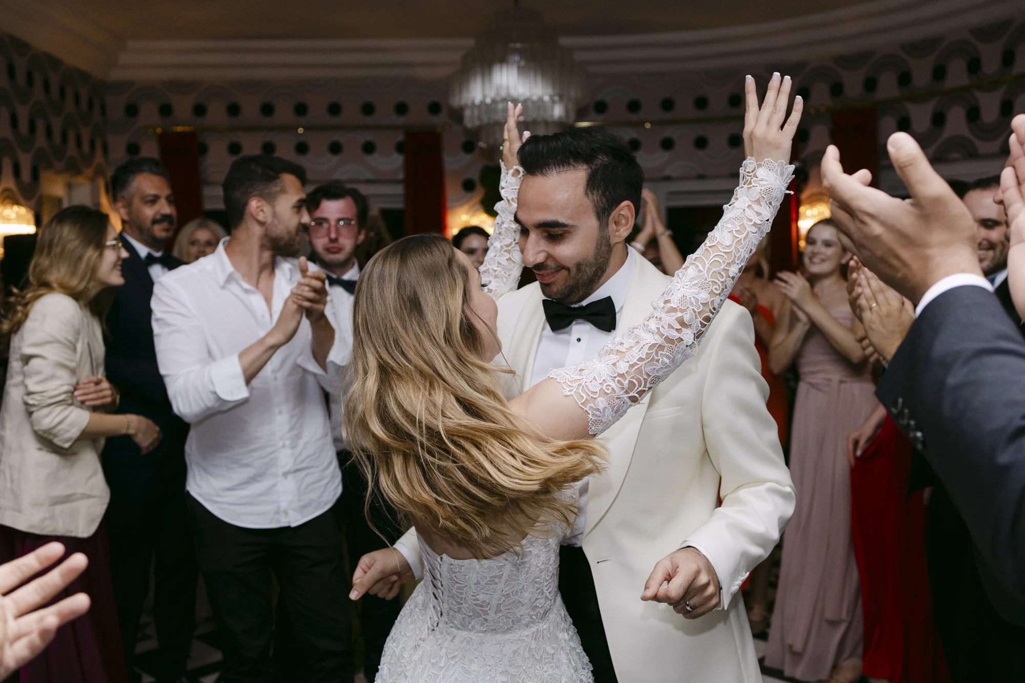 bride and groom are dancing during the party at fernblick, wedding photographer austria vienna
