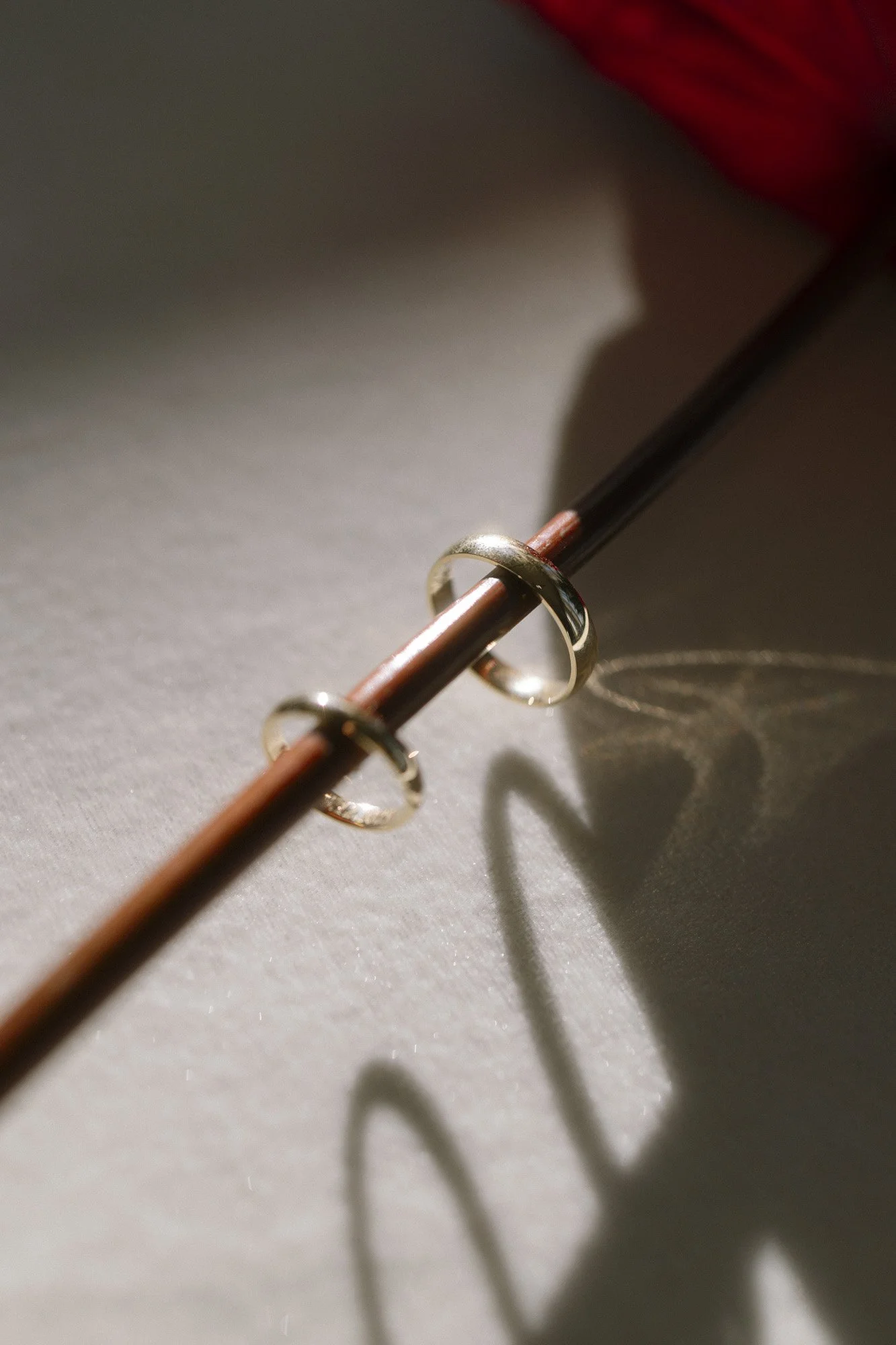 wedding rings at villa love captured by krakow wedding photographer