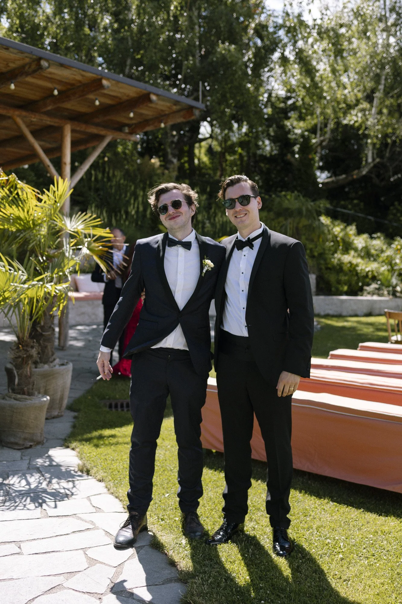 photo of friends during the wedding at fernblick, wedding photographer in austria