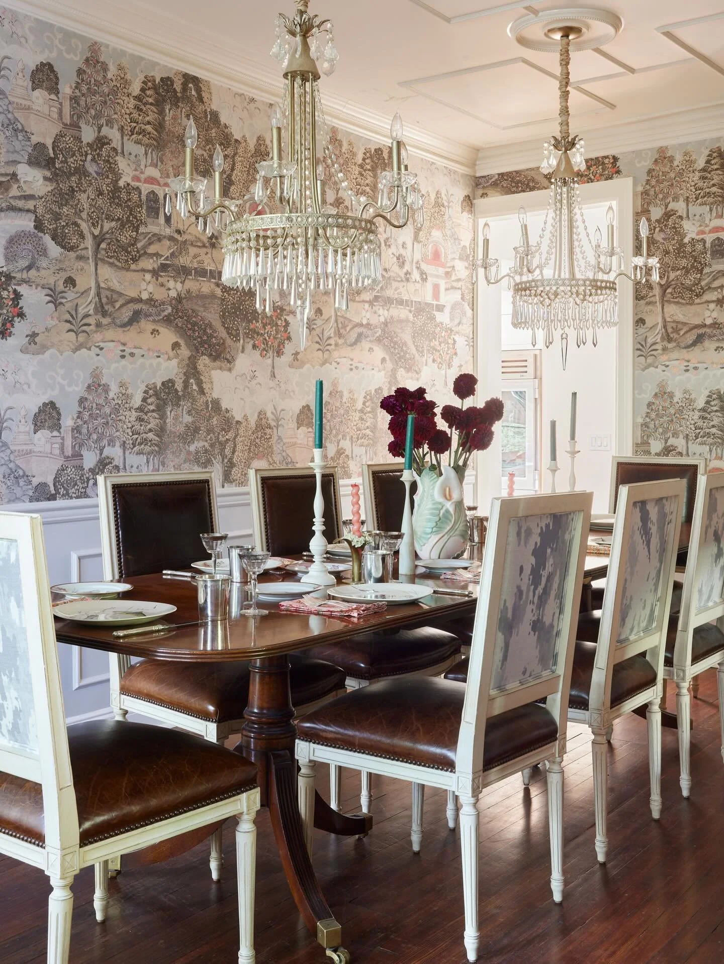 We&rsquo;re discussing extendable dining tables just in time for the holidays. Head to stories to find my tips on choosing the perfect table for your home.
.
.
.
Photo 1:
Design: @kristinaphillipsinteriordesign 
Photography: @juliadags 
Styling: @par