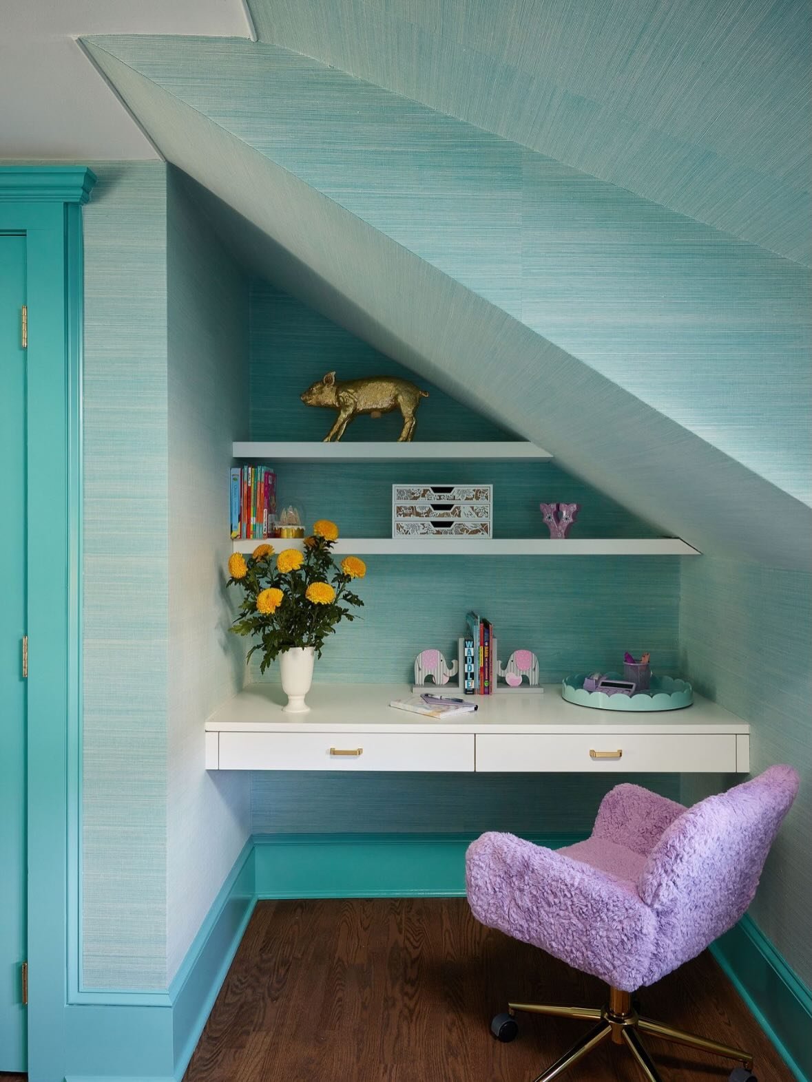 We love a good before &amp; after. This young girl&rsquo;s room was completely reimagined, now featuring ample closet space and a cozy homework nook that makes studying feel a little more fun.
.
.
Design: @kristinaphillipsinteriordesign 
Photography: