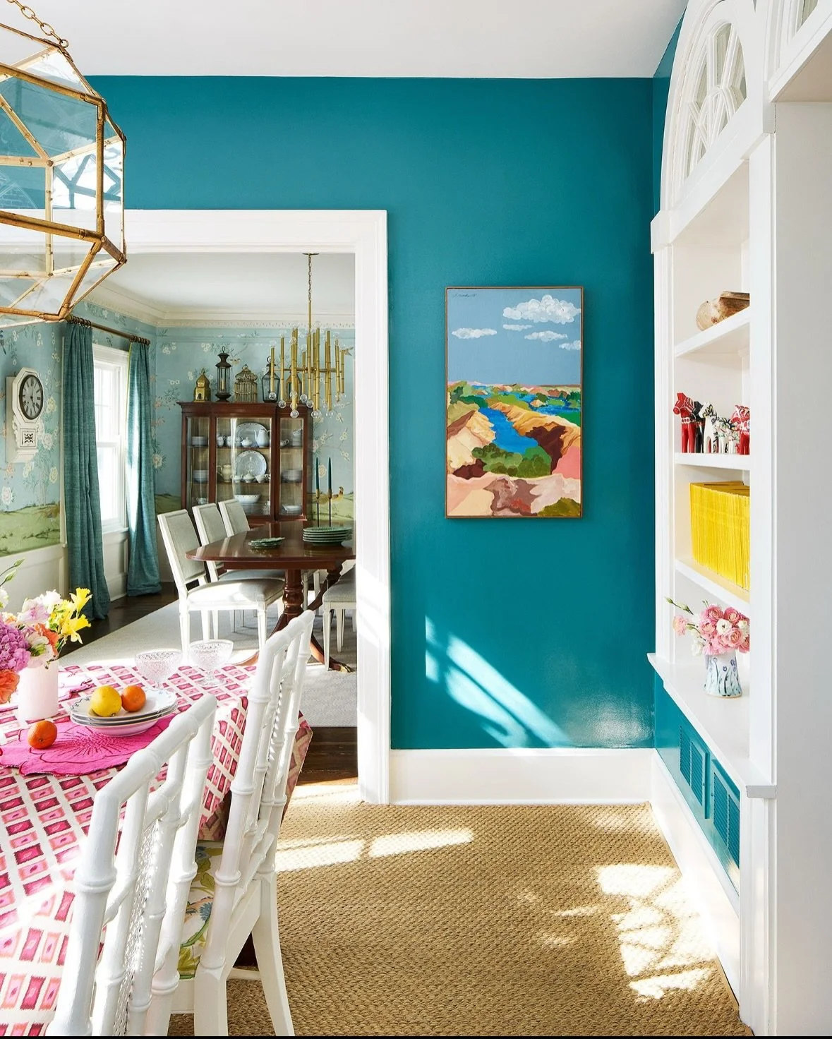 Here comes the sun ☀️ Bold color and beautiful lighting can do wonders, and this breakfast room is proof. Every time the sun pours in, the whole space comes to life. It finally feels like spring has arrived.
.
.
Design @kristinaphillipsinteriordesign