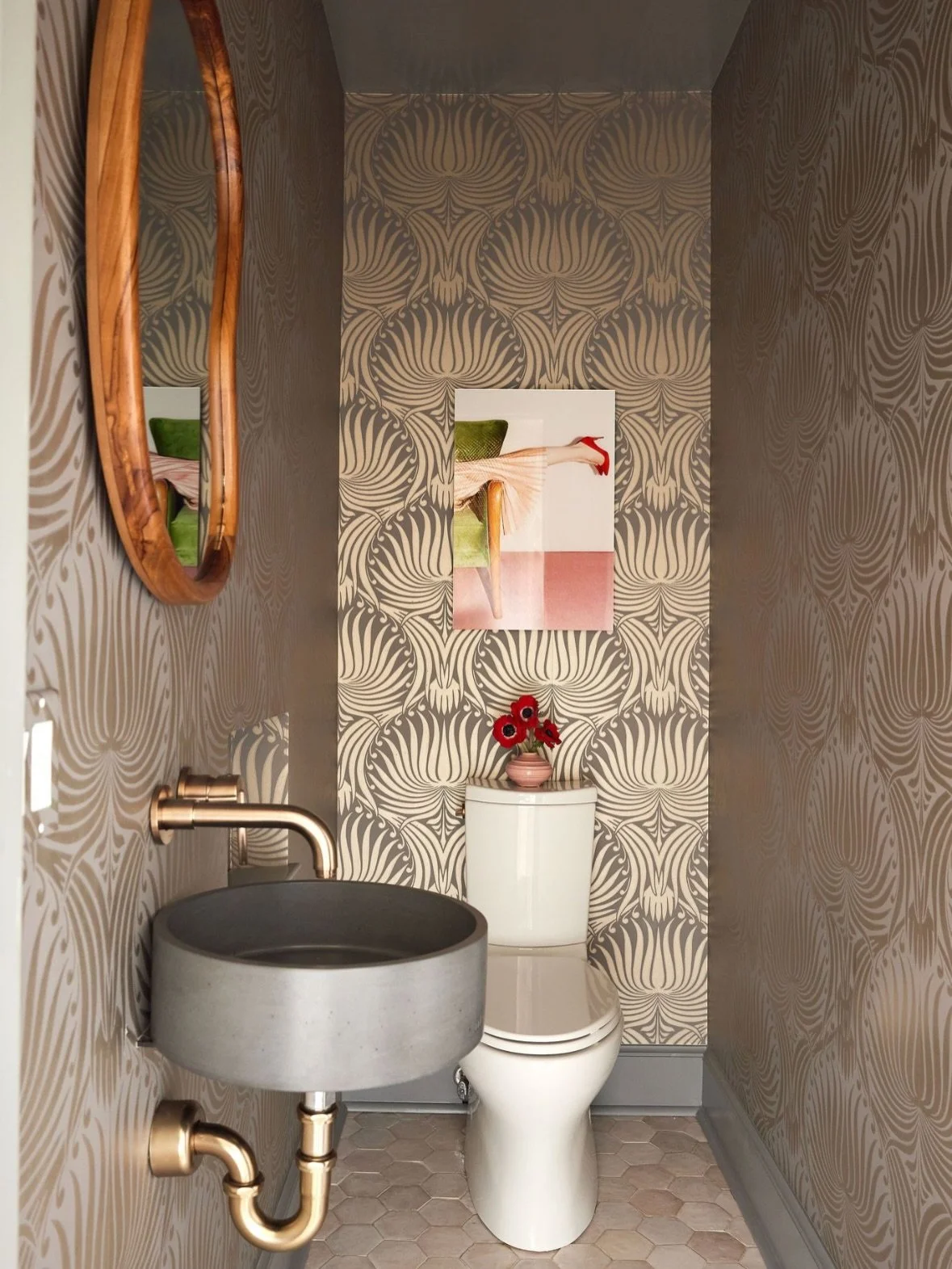 As we are currently living through our new bedroom/bathroom/closet and bar renovation, I keep reminding myself that it will all be well worth the mess and disruption. This first floor powder was a gut job - and look how pretty it is now.
.
Design @kr