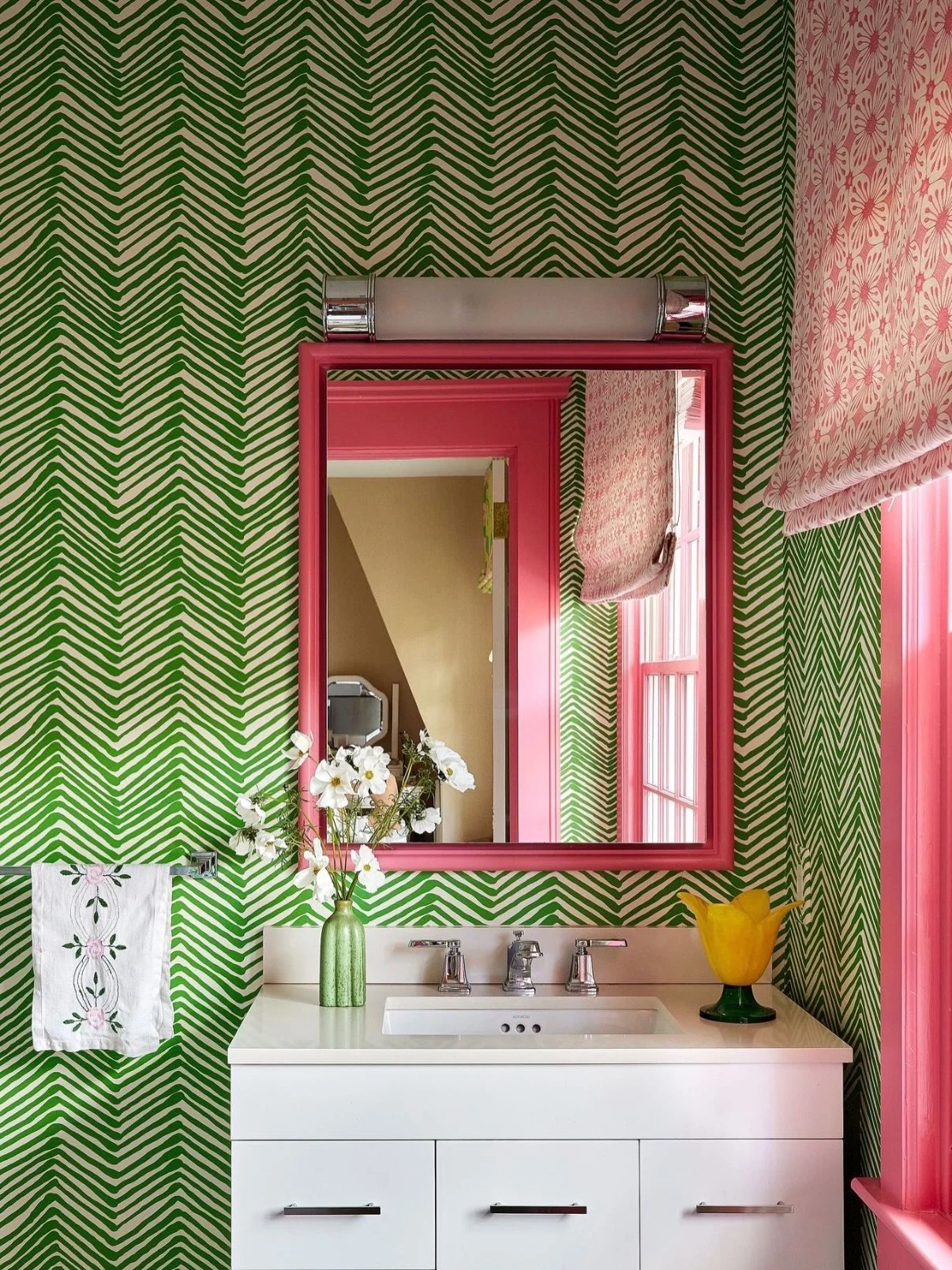 Pretty in Pink. 💗💚
This little girl&rsquo;s en suite went from builder basic to preppy perfection. Wrapped in a kelly green zigzag wall covering and trimmed in watermelon pink, it&rsquo;s proof that even the smallest rooms can have the biggest pers