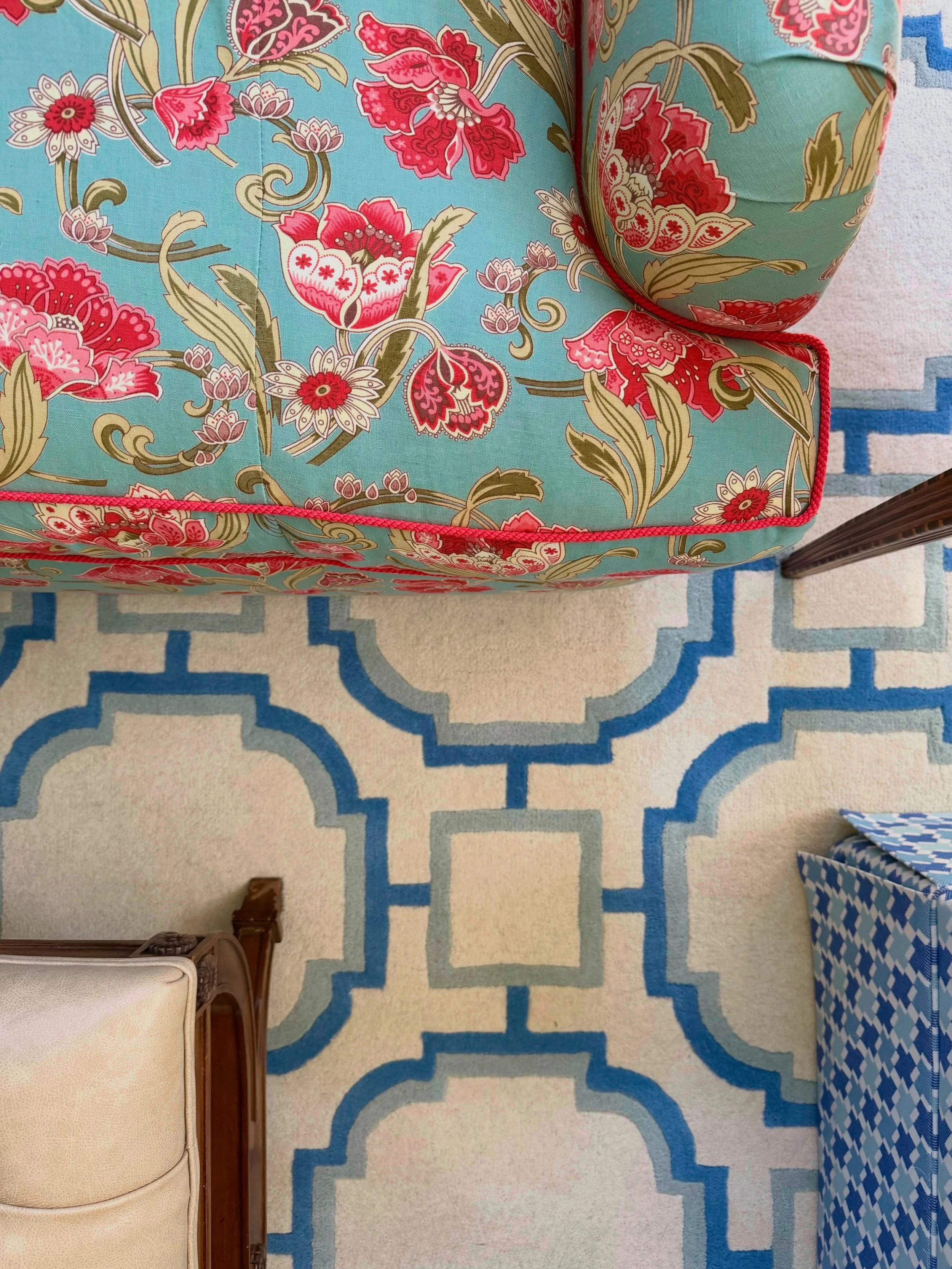 The magic is in the mix ✨
Pattern, color and scale all play a part. A bold floral against a graphic rug works because the scales are different, while repeated colors keep the whole thing connected. Proof that a good mix is always more interesting tha