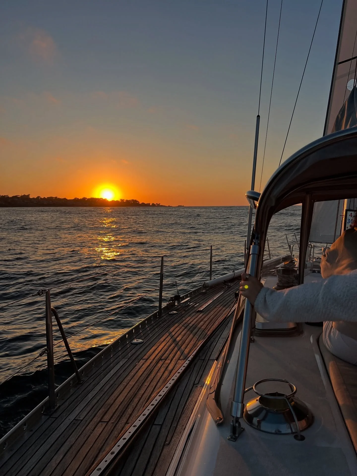 These Texans know how to beat the heat! ☀️Gorgeous sunset sailing conditions on Monterey Bay this Labor Day weekend. ⛵️🥂💦 
@melaniemotley 
.
.
.
.
#sailingcharter #montereybay #whalewatching #winesipping