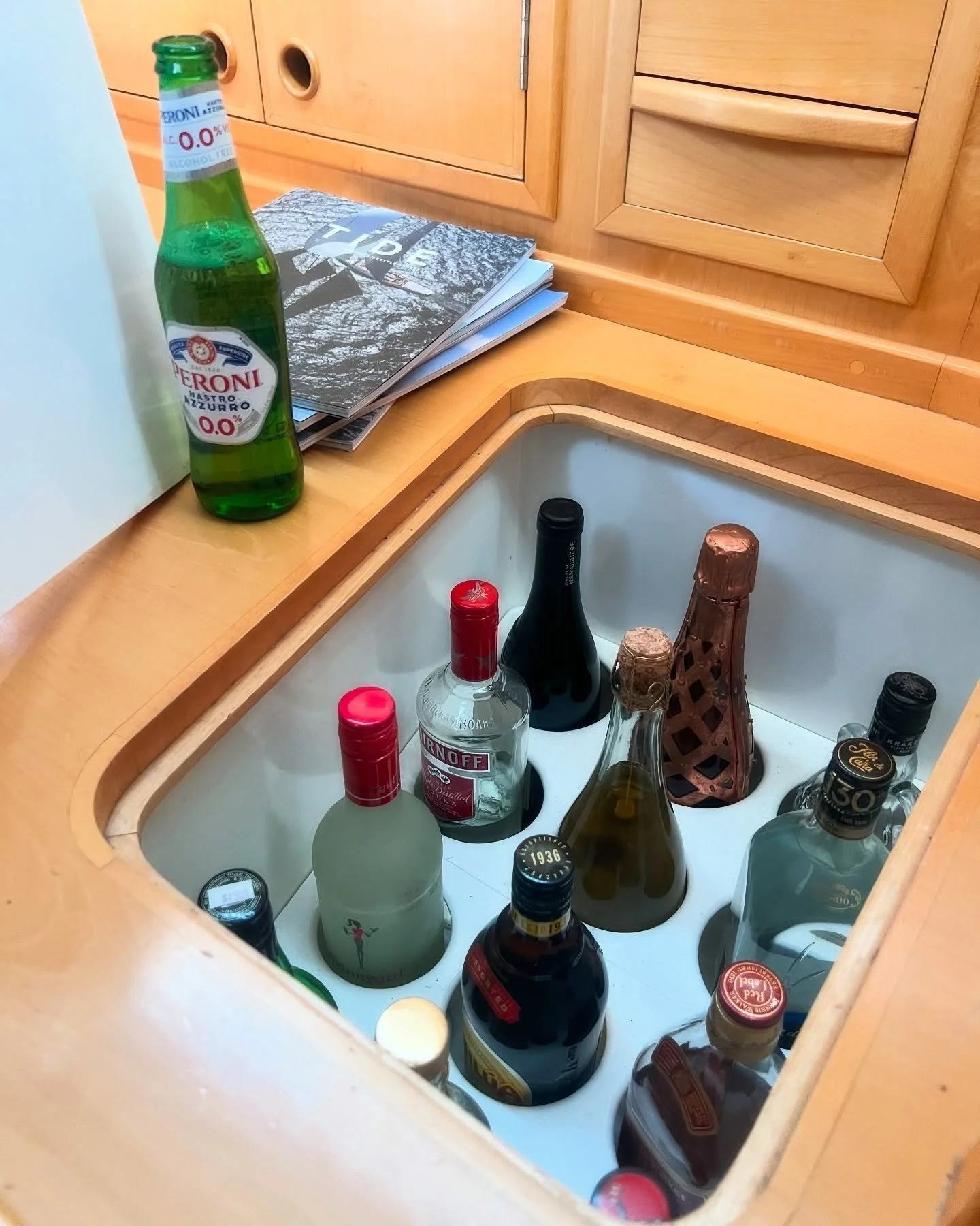 Drinks, anyone? Come on board Atalanta for a nip!🍸
.
.
.
.
#cocktailhour #sailingcharter #sailing @thetidemagazine