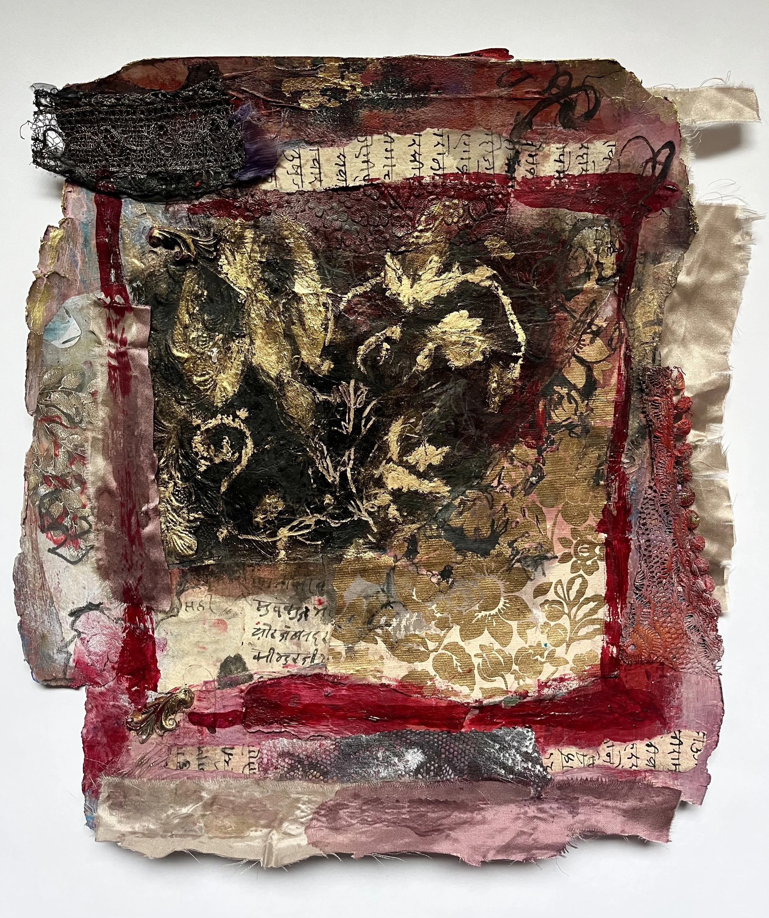 "The guilded remains"
Mixed media and collage on paper 
45 x 45 cm 
£440 
