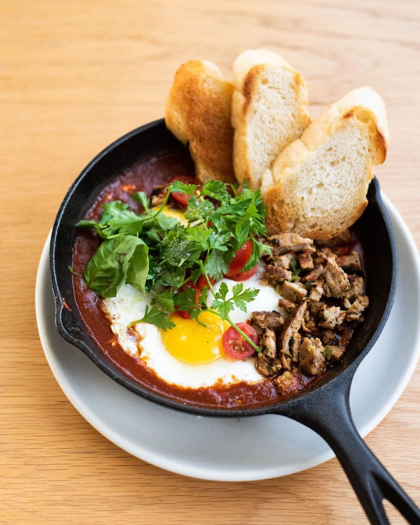 A little spicy, a little savory, and very hard to share 🍳

Our Harissa Shakshuka is made with roasted red pepper sauce, sunny side up eggs, marinated olives, feta, and sourdough on the side for soaking up every last bite!

Add turkey or pork sausage