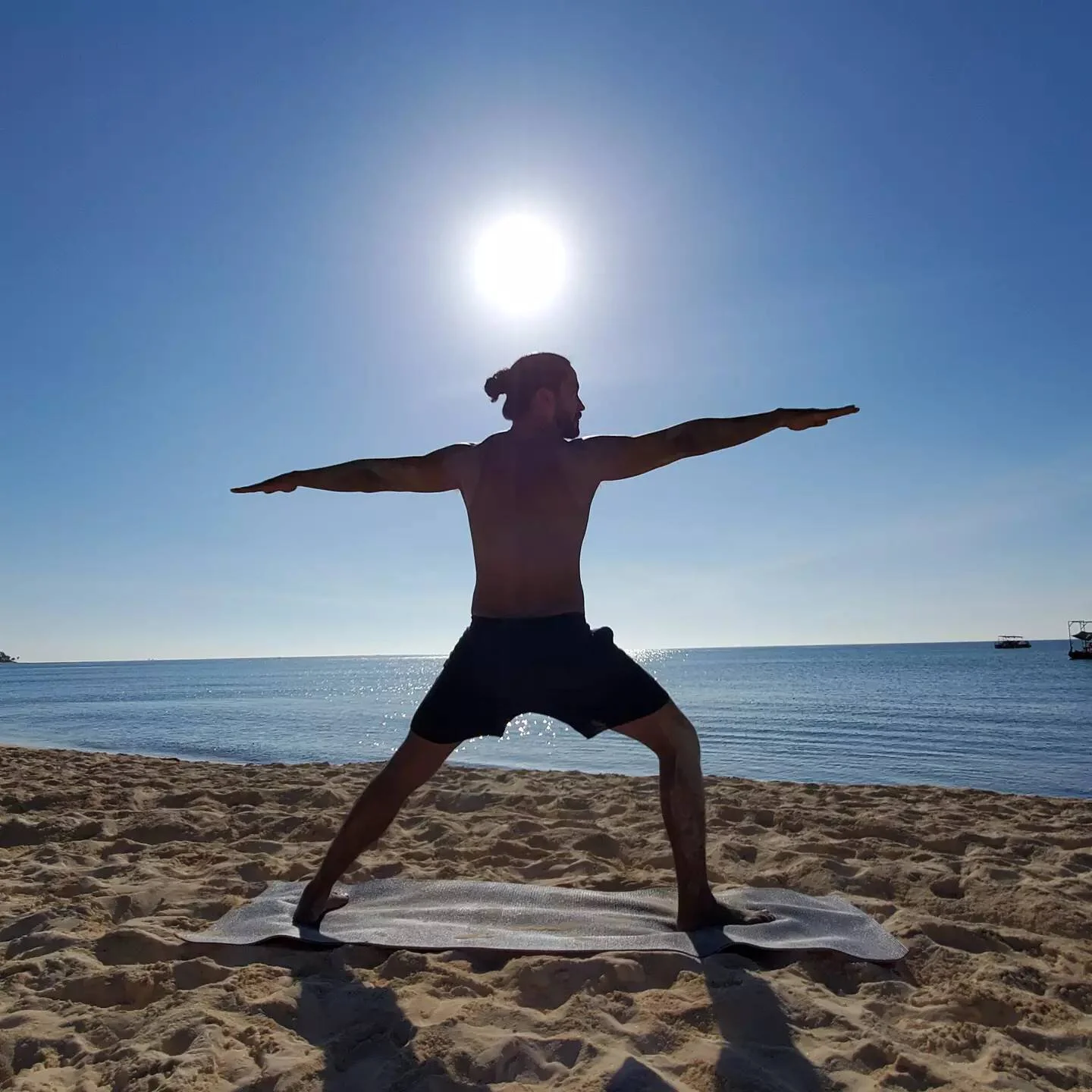 "YOGA PARA LA SALUD:
BENEFICIOS:
Reducir su presión arterial y su frecuencia cardíaca.
Ayudarle a relajarse.
Mejorar su confianza en usted mismo.
Reducir el estrés.
Mejorar su coordinación.
Mejorar su concentra