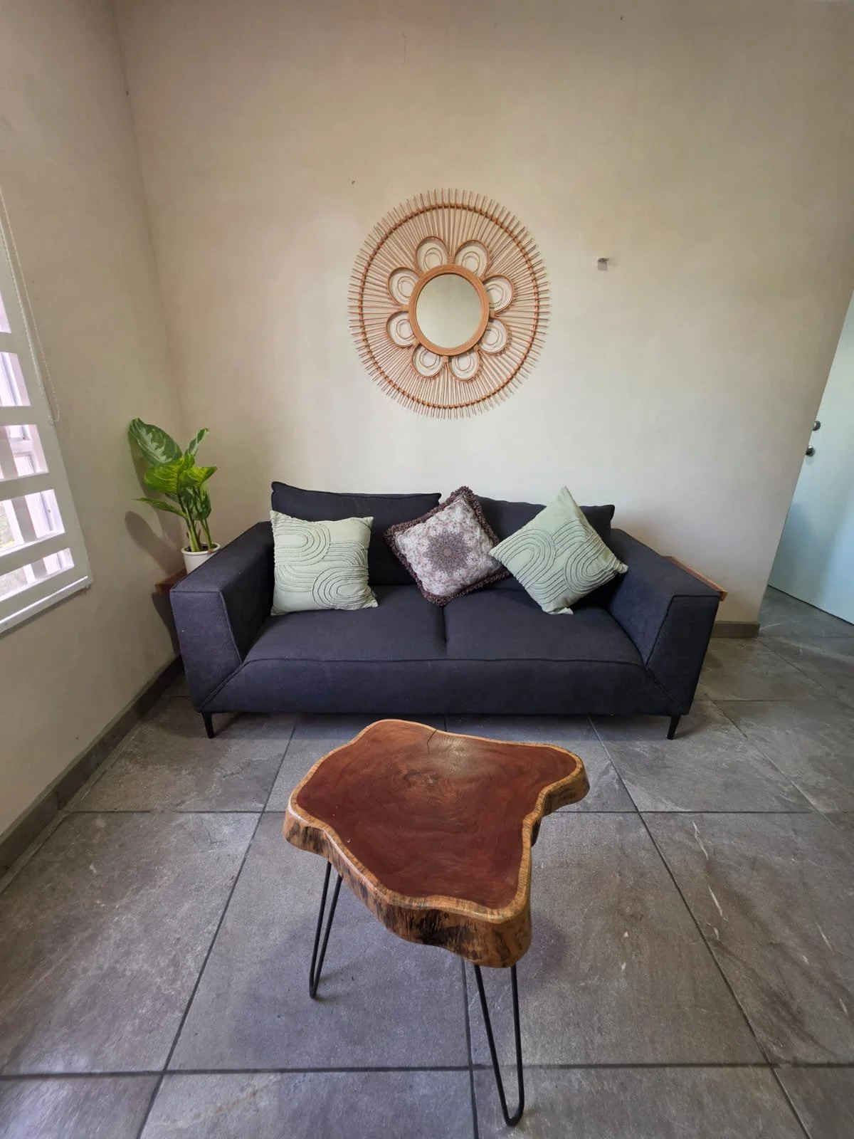 Sofá y sala amueblada, departamento 2 recámaras en renta Tulum