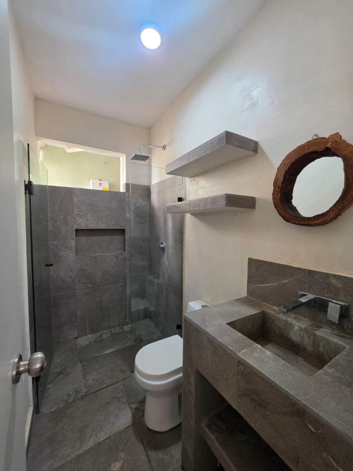 Baño completo con regadera, departamento en renta Aldea Tulum