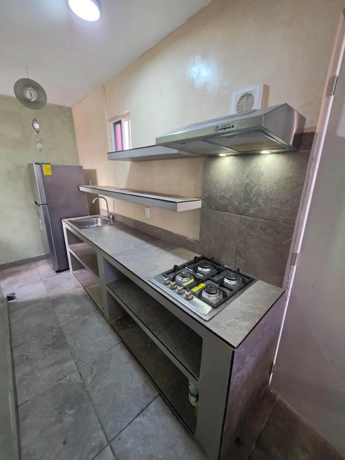 Cocina equipada con estufa de 4 quemadores y campana, renta Aldea Tulum
