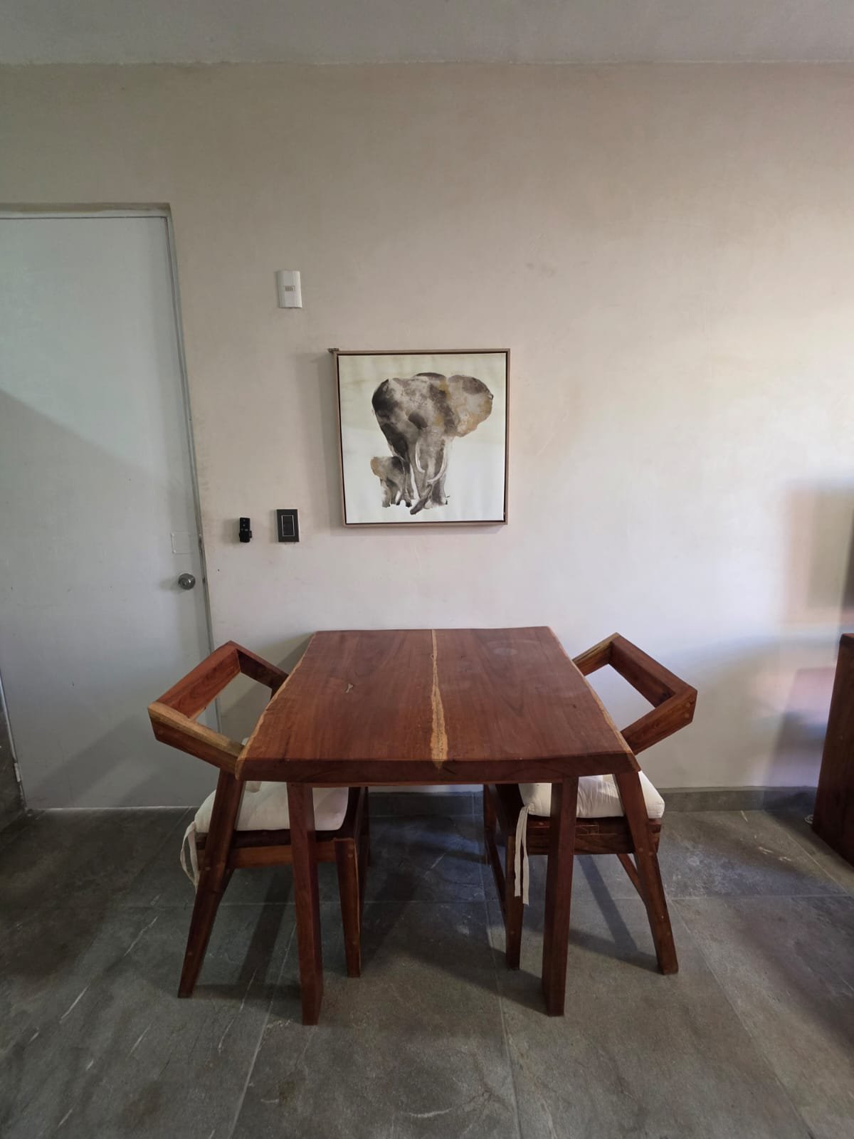 Comedor de madera, departamento 2 recámaras en renta Tulum