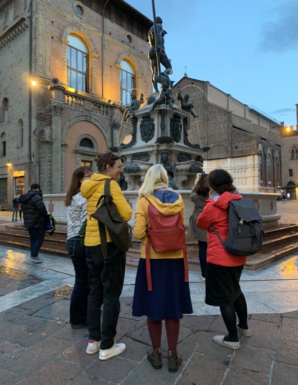  In front of the Fontana di Nettuno. L-R: Jennifer, Tanja, Kathryn, Sofia, Andrea 