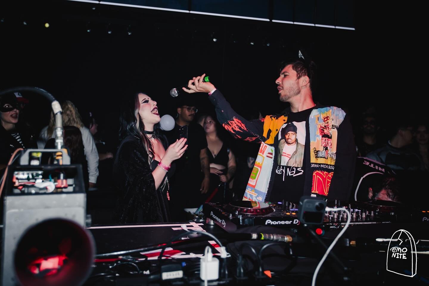 Hi it&rsquo;s me, Goth Princess Ali, Dark Goddess Missy, &amp; Succubus Ringmaster Hallie here to say thnks fr th spooktober mmrs&hellip; also keep streaming Fire Away 🖤 Swipe to the end to see my future husband try to kiss me 🪚
&bull;
&bull;
&bull
