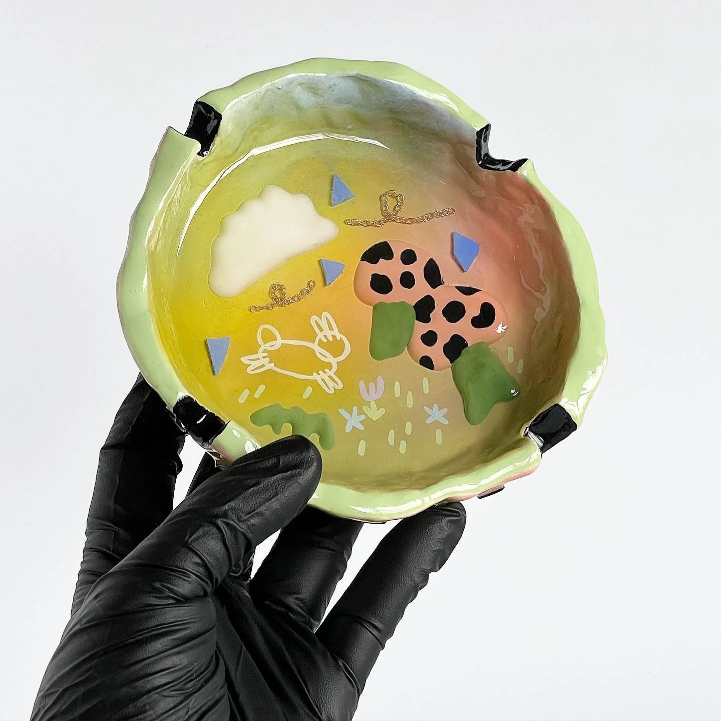 Pretty obsessed with this custom ashtray I made for @sophiiiestewart !! 🐇💕

DM me about custom pieces! I love trying out new things✨

🐇🐇🐇🐇

#custommade #handmade #ashtray #clay #resinart #plaster #plasterart