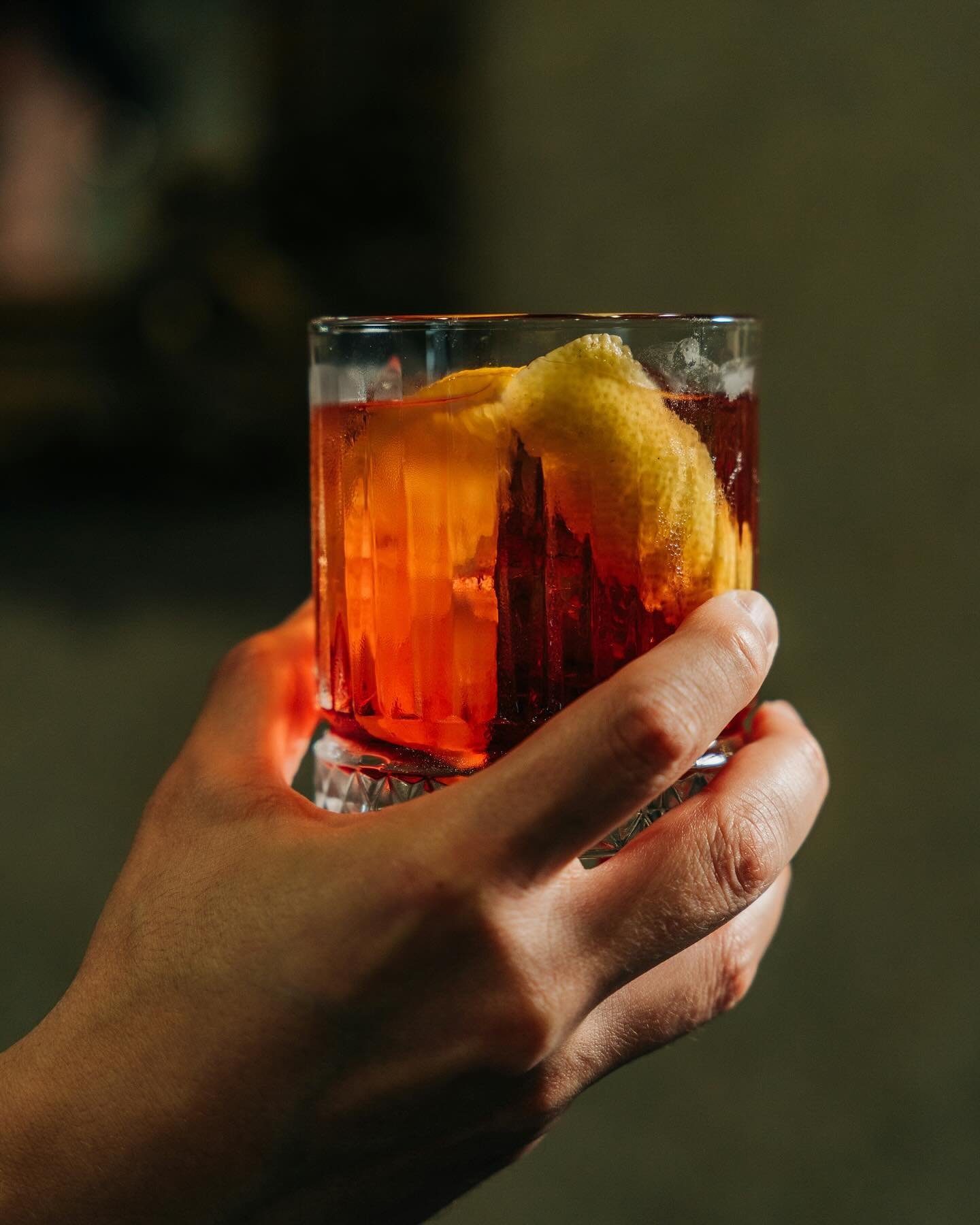 OUR WEEKEND PLANS? CHILL VIBES ONLY. 🥃 Old Fashioneds make everything better. Old Fashioneds made with Tipsy Jiggers are perfection. Shop now.
.
.
.
.
.
.
.
#tipsyjigger #bartools #mixology #handmade #whisky #oldfashioned #barwarecollection #midcent