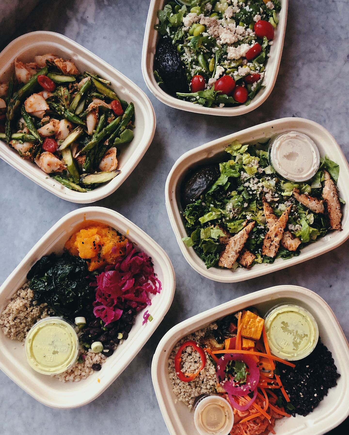 Beyond grateful to have all food decisions made by @cafegratitude this week 🌱 Their meal plans include a plant based breakfast, lunch AND dinner- that literally make life SO MUCH EASIER ✨ The timing couldn&rsquo;t have been more perfect. If you know