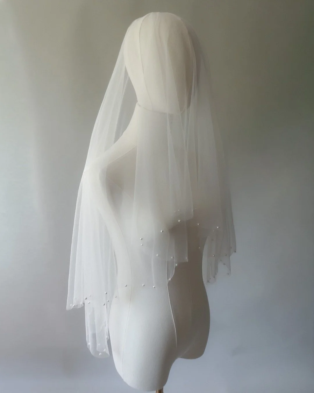Just brush the shoulders, skim the elbows, or sweep the fingertips. The pearl trim veil is now available in three different lengths.

#weddingveil #bridalveil #pearlveil #pearlweddingveil #bridalstyle #weddingstyle #johariveil #joharibridal #modernwe