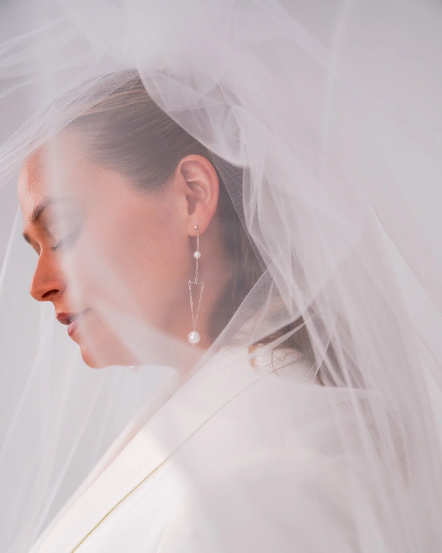 Modern, geometric lines, a true classic.

#pearlearrings #sterlingsilver #freshwaterpearls #weddingpearls #bridaljewelry