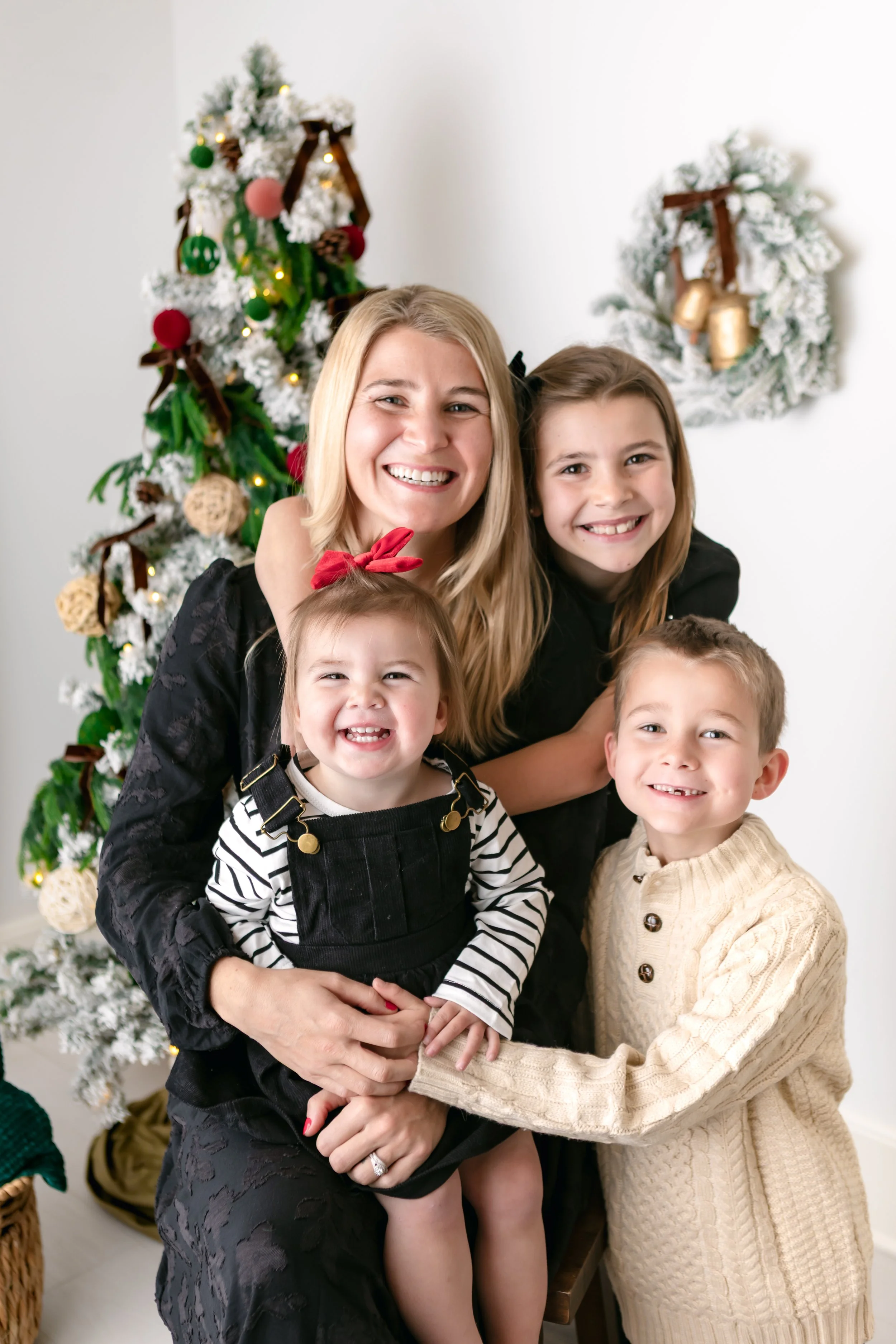 Hintz Holiday Mini Session_2025-4265.jpg