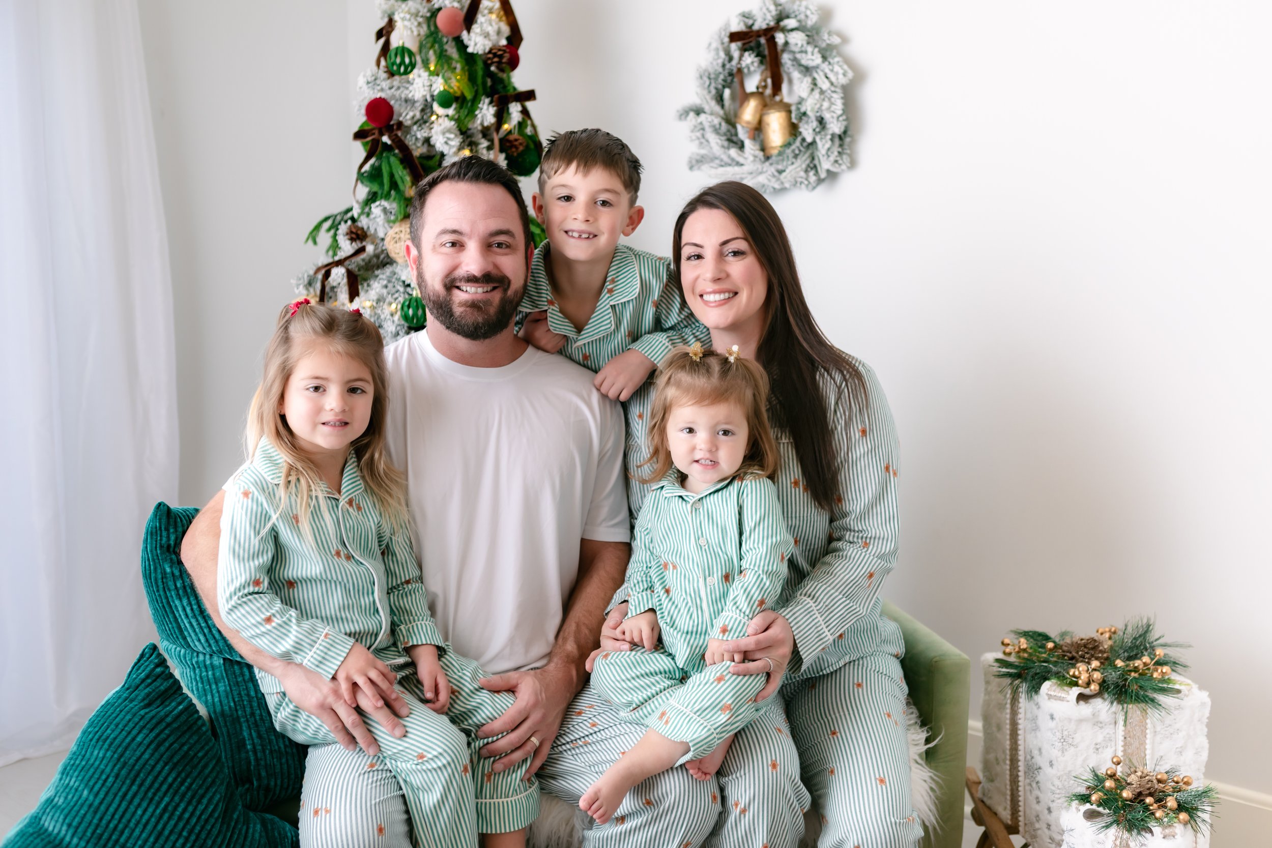 McEachran Holiday Mini Session_2025-4438.jpg