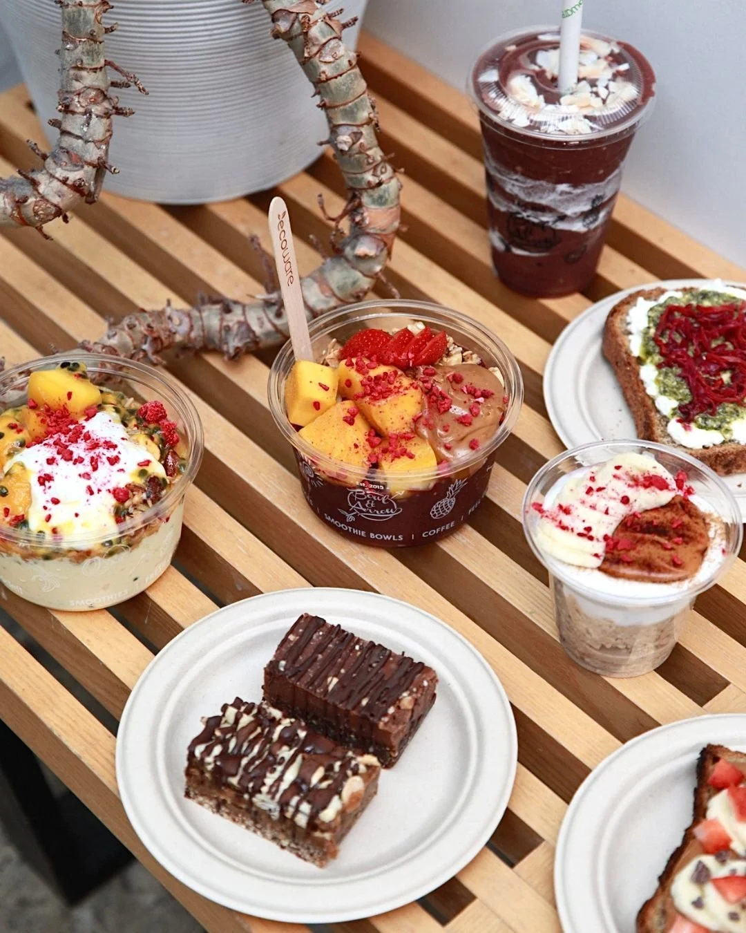Open all weekend long for your Kings Birthday bowls, coffees and healthy goods! Holiday hours on Monday 8am - 3pm, see you there ✌🏼 #publicholiday #kingsbirthday #smoothiebowls #acaibowl